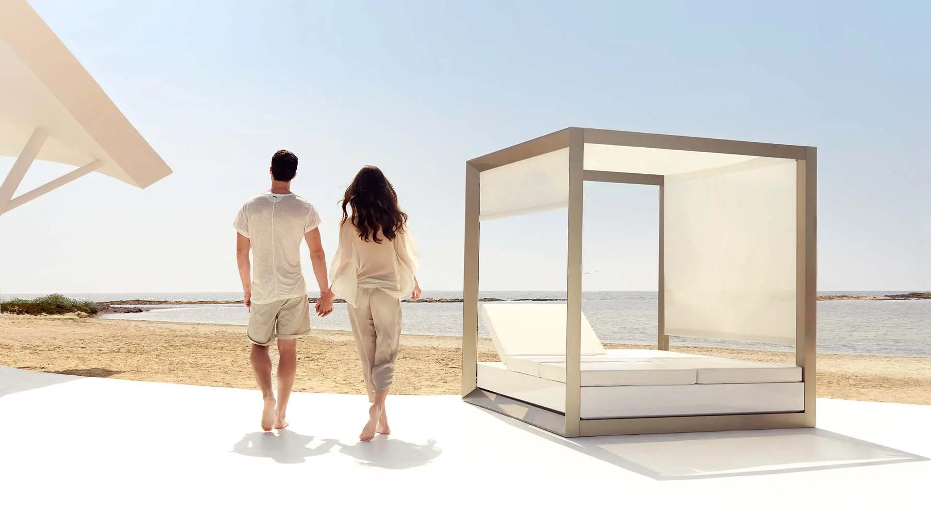 Vela daybed designed by Ramon Esteve Vondom