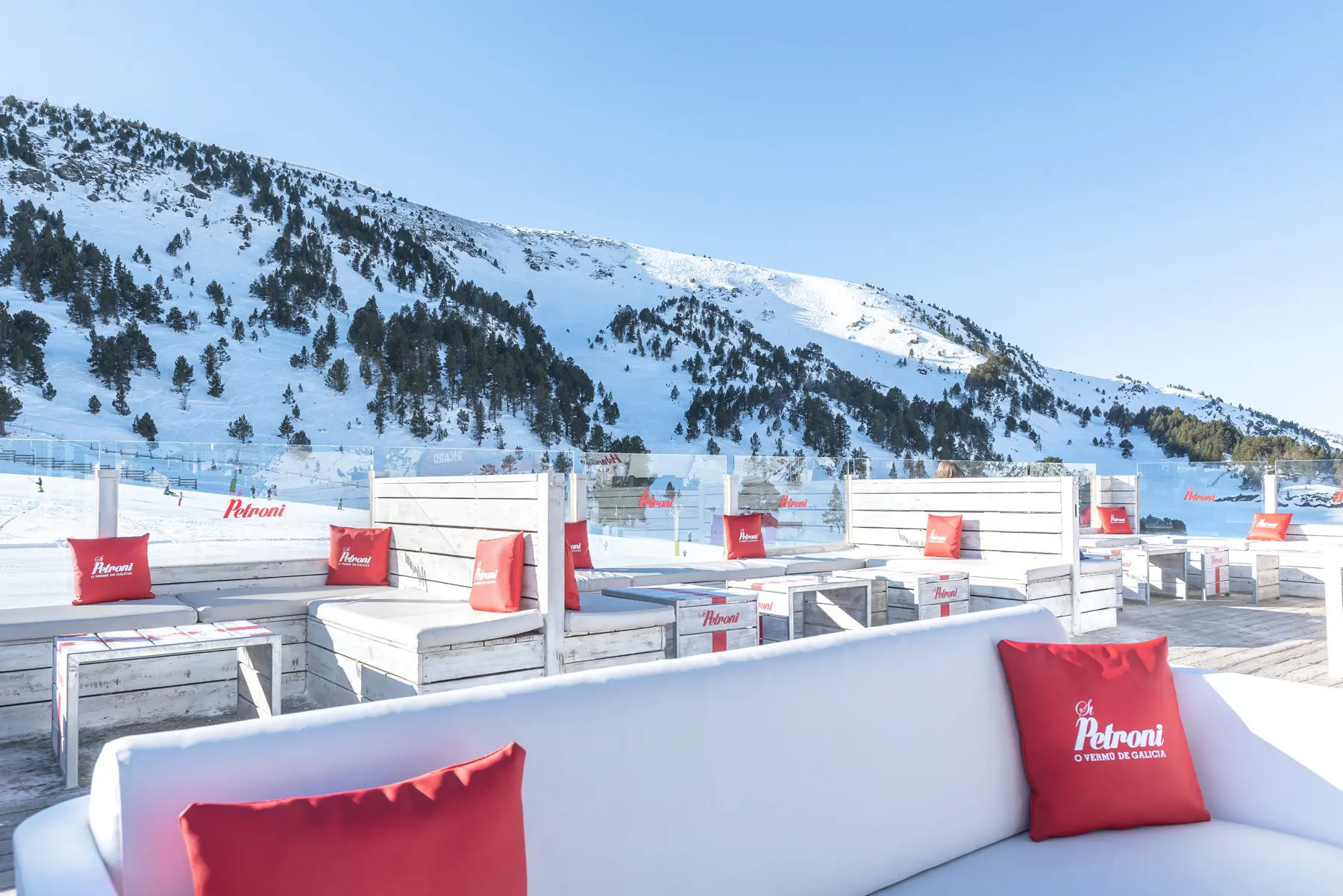 Outdoor ski resort furniture Ulm and Vela Collections by Vondom