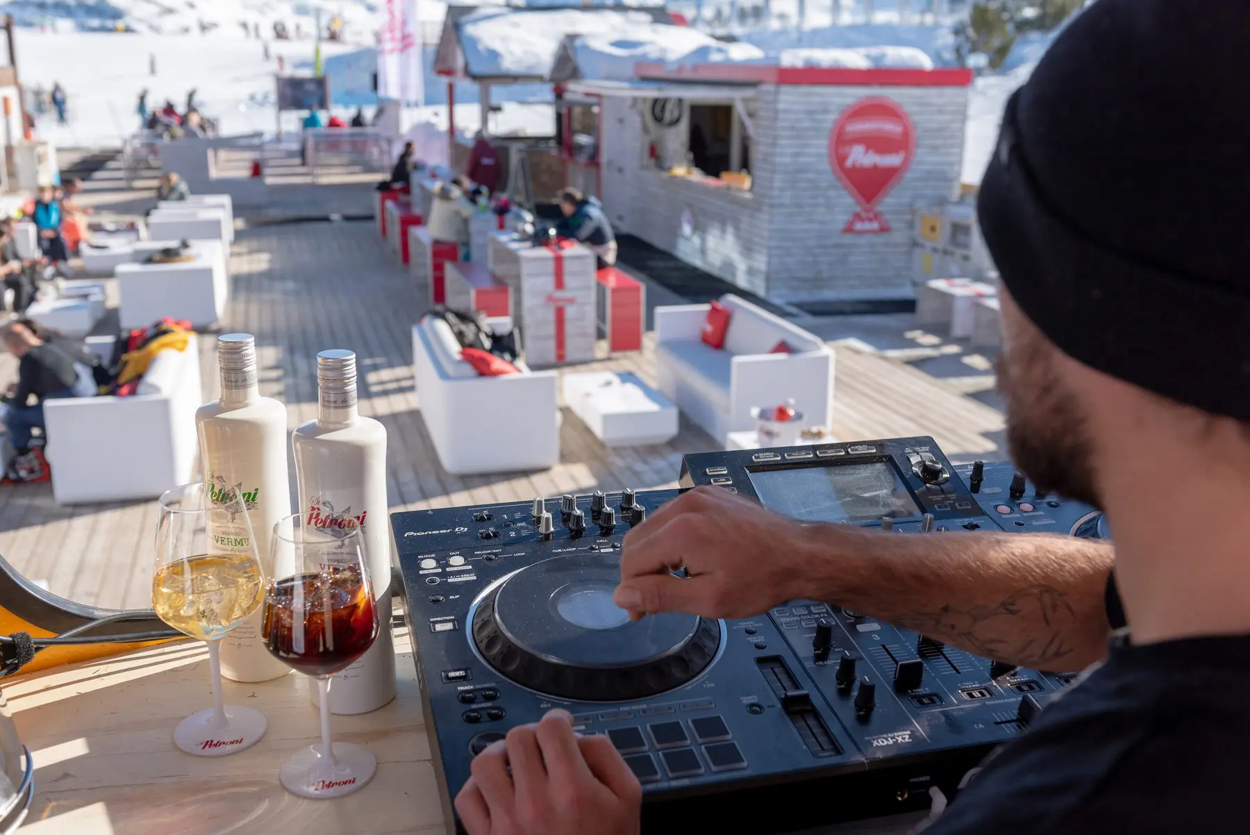 Outdoor ski resort furniture Ulm and Vela Collections by Vondom