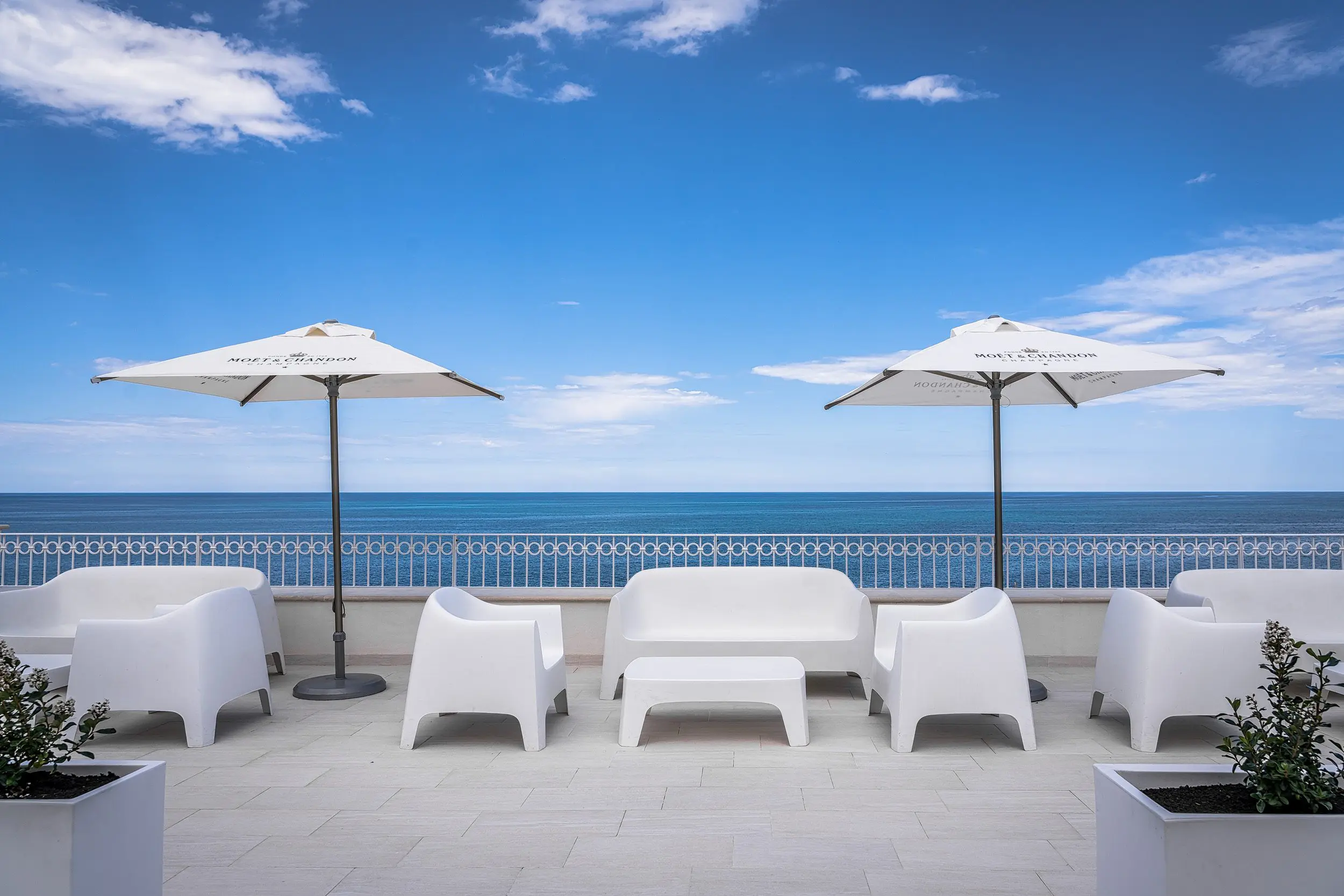 Outdoor elegant furniture Solid sofa and armchairs by Vondom