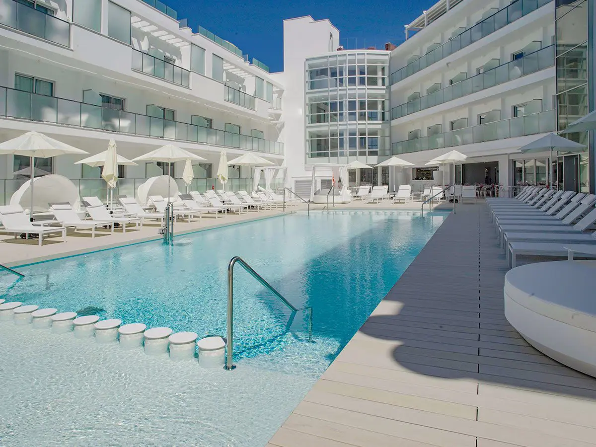 Outdoor hospitality furniture Vela and Ulm daybeds by Vondom