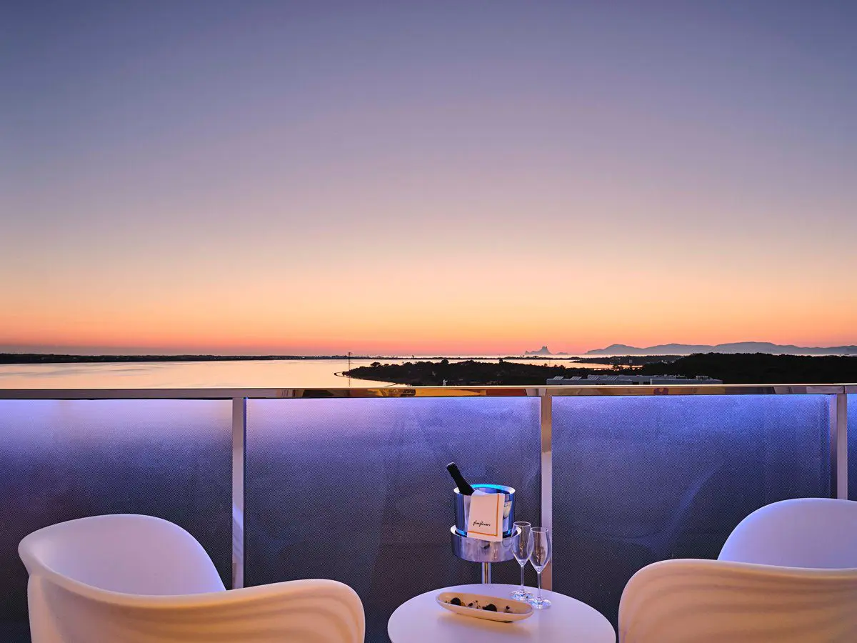 Outdoor hospitality furniture Biophilia armchairs by Vondom