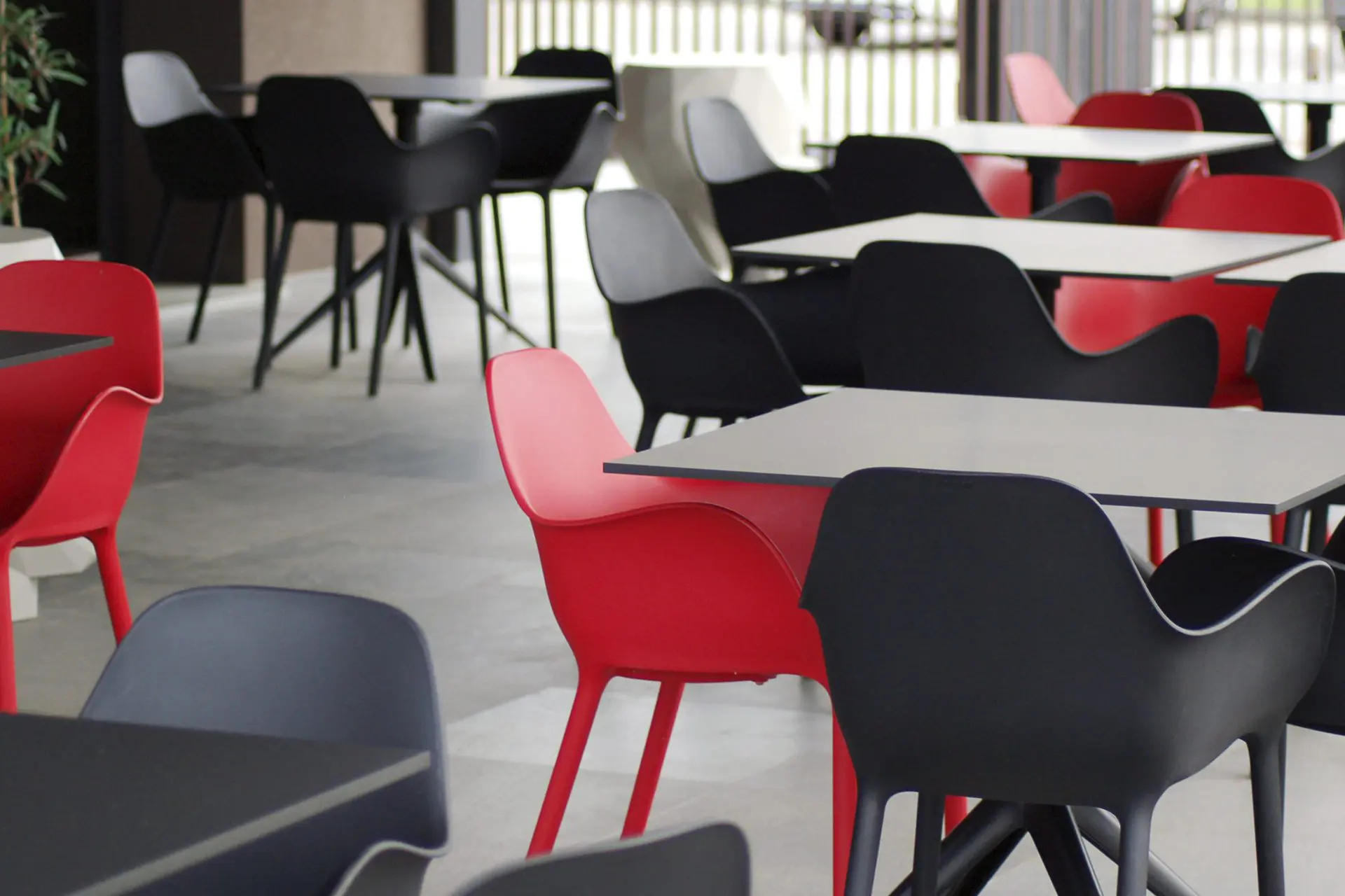 vondom-outdoor-contract-furniture-sabinas-chairs-marisol-table