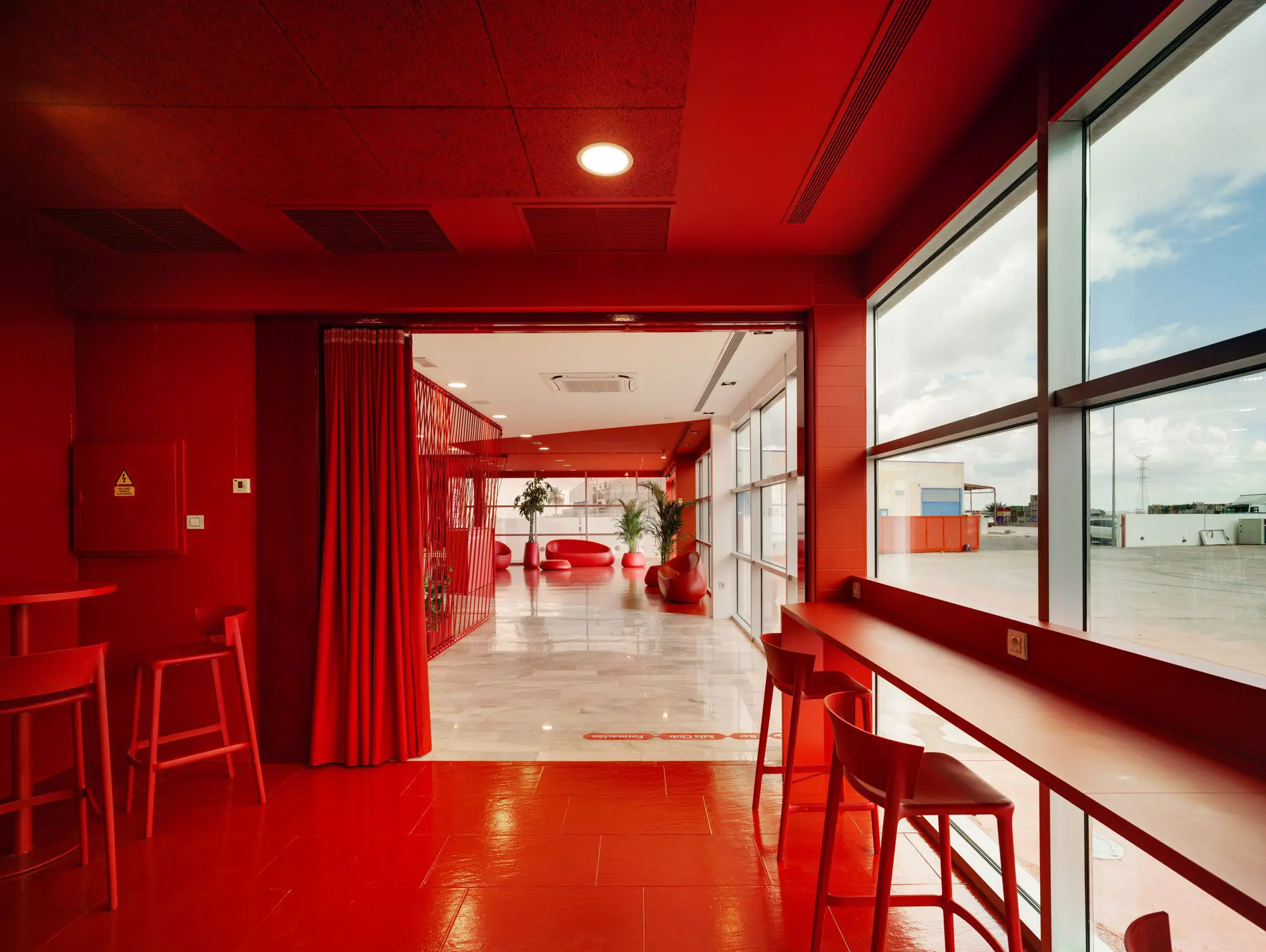 vondom-office-furniture-bar-table-stool-africa-embargos-a-lo-bestia (4)