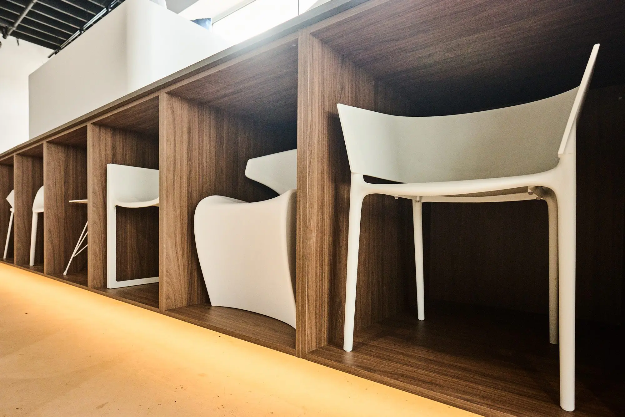 Outdoor furniture is the perfect complement to any home with a terrace, and this new showroom offers an extensive range of outdoor furniture manufactured by the Spanish firm Vondom. From elegant and sophisticated dining sets to comfortable armchairs, modular sofas and sun loungers for relaxing and enjoying the sun. Also accessories such as the new outdoor rugs made from recycled plastics, lamps and planters that will allow you to create a cosy atmosphere in any outdoor space. There you can also find designer furniture made of different materials. Vondom now produces outdoor furniture with different materials such as plastic fibres, aluminium, wood, among others. Each of these materials has its own characteristics and advantages that give the furniture durability, resistance and excellent quality. In short, Vondom's designer furniture can now also be found in the new Ard Outdoor showroom located in Toronto, Canada-5