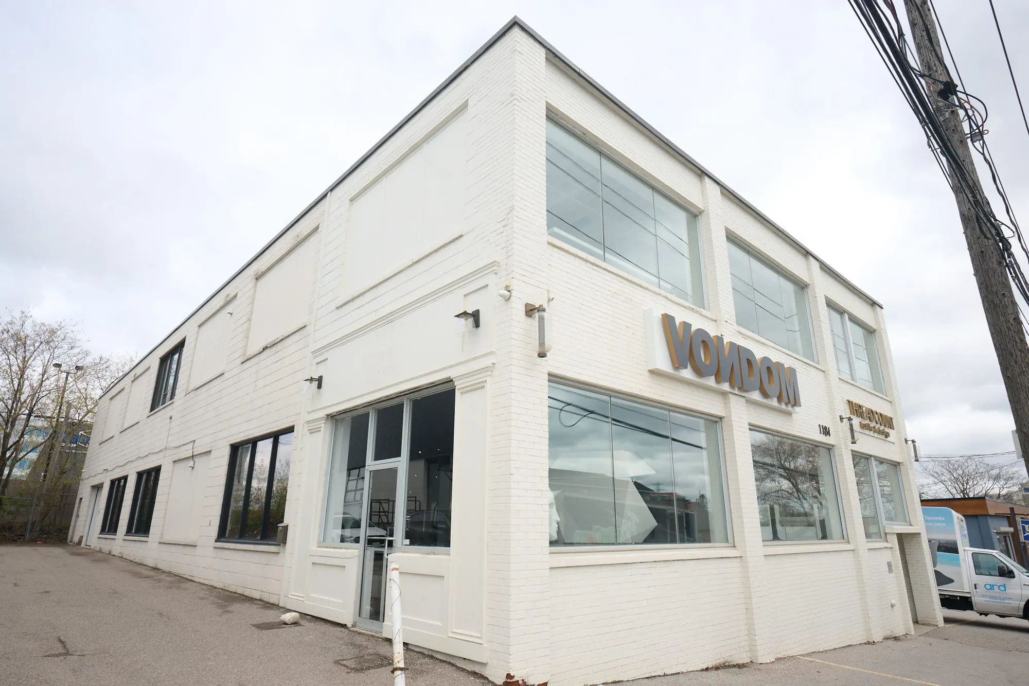 There you can also find designer furniture made of different materials. Vondom now produces outdoor furniture with different materials such as plastic fibres, aluminium, wood, among others. Each of these materials has its own characteristics and advantages that give the furniture durability, resistance and excellent quality. In short, Vondom's designer furniture can now also be found in the new Ard Outdoor showroom located in Toronto, Canada-17