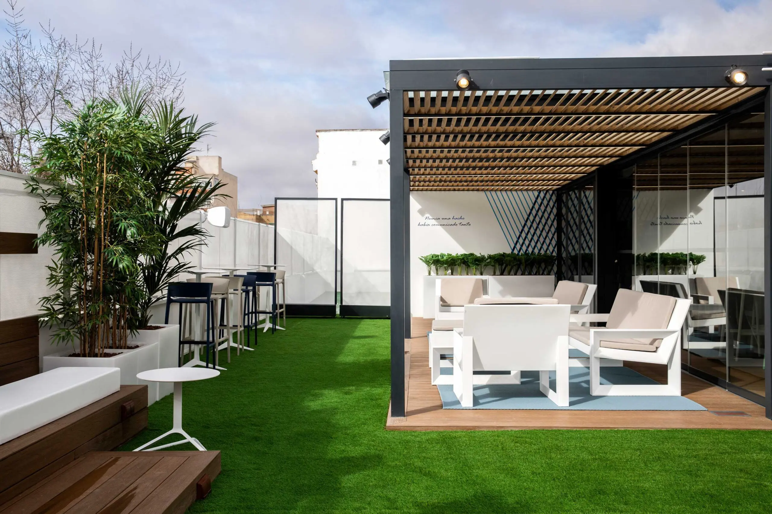 mobiliario-de-exterior-sofa-butaca-frame-ramon-esteve-henneo (1)