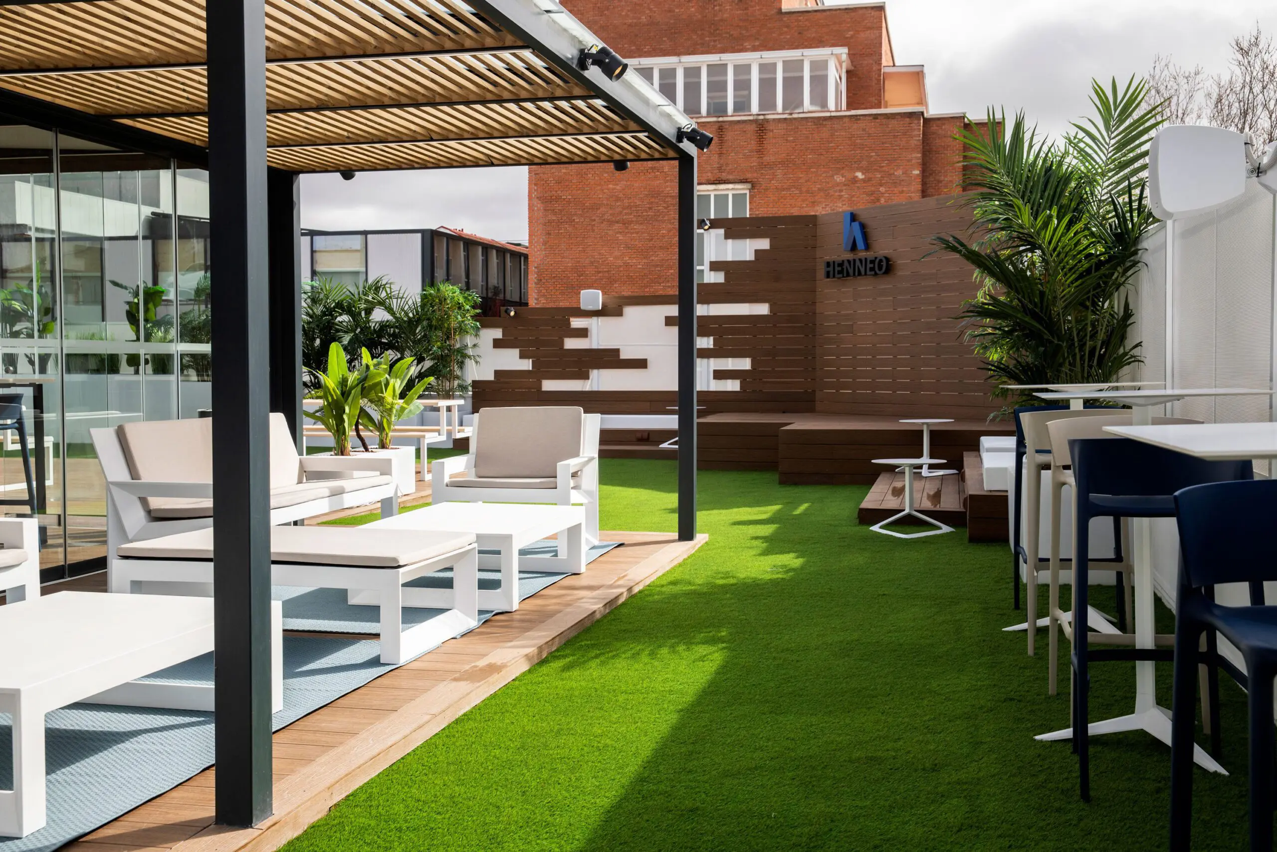 mobiliario-de-exterior-sofa-butaca-frame-ramon-esteve-henneo (2)