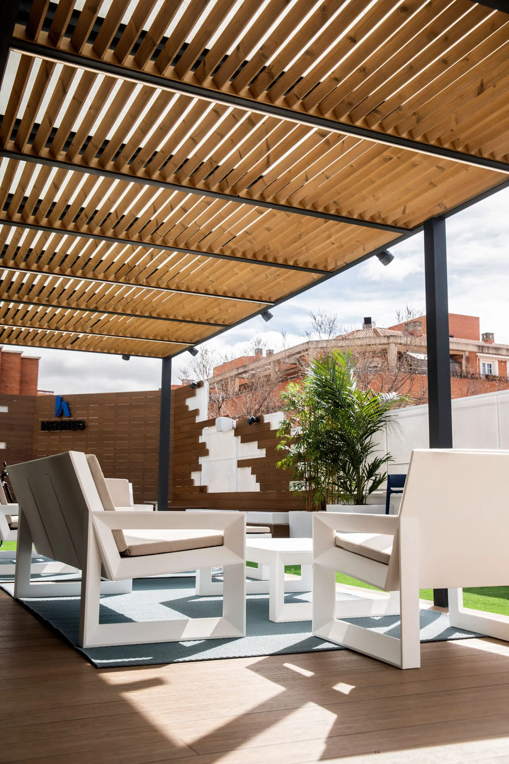 mobiliario-de-exterior-sofa-butaca-frame-ramon-esteve-henneo (3)