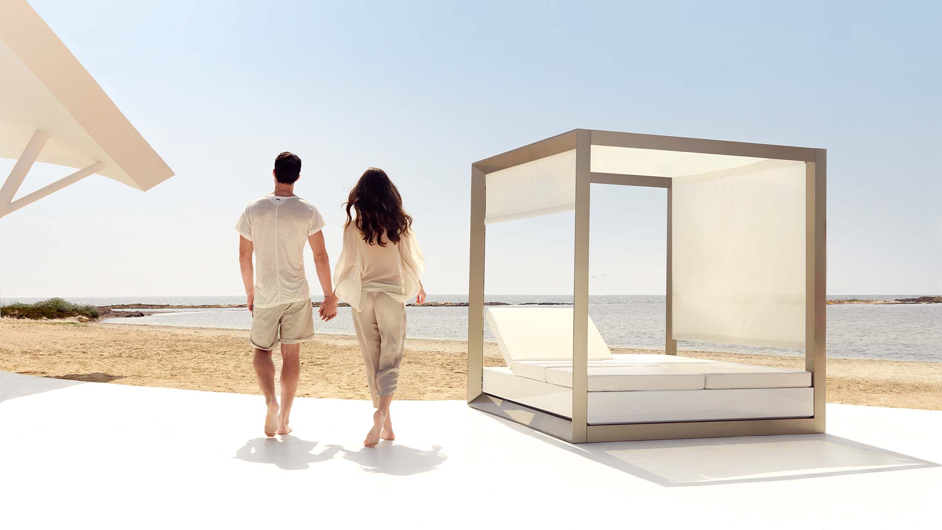 Vela daybed designed by Ramon Esteve Vondom
