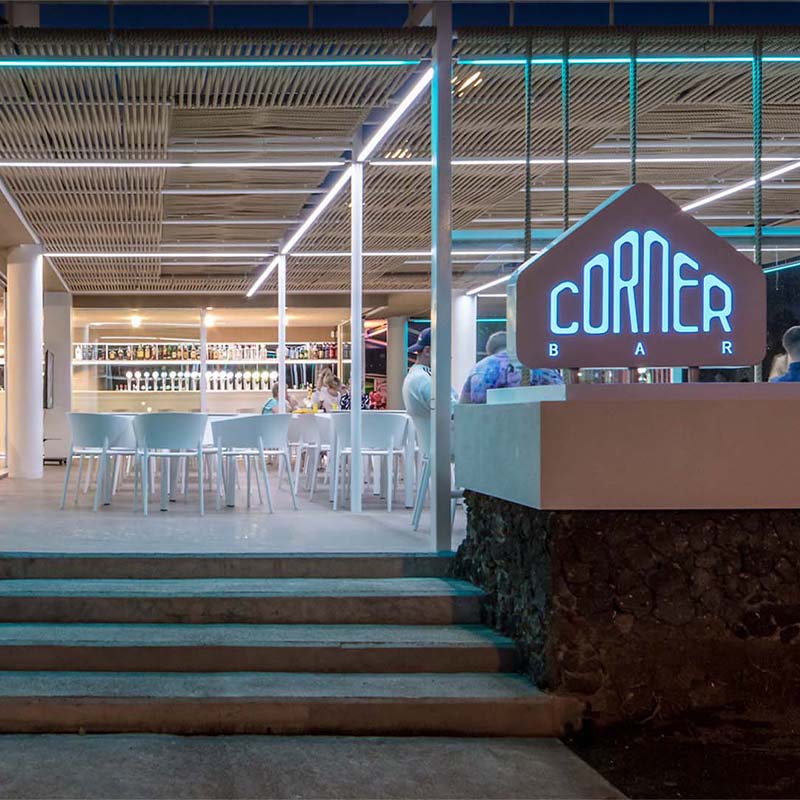 Corner bar