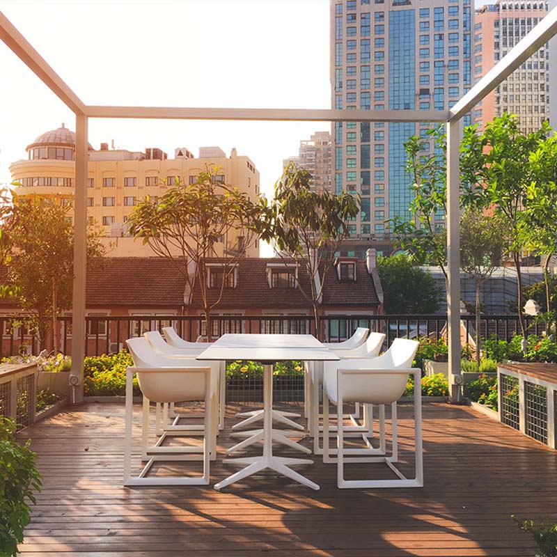 Outdoor studio furniture Wall Street armchairs and Faz table by Vondom