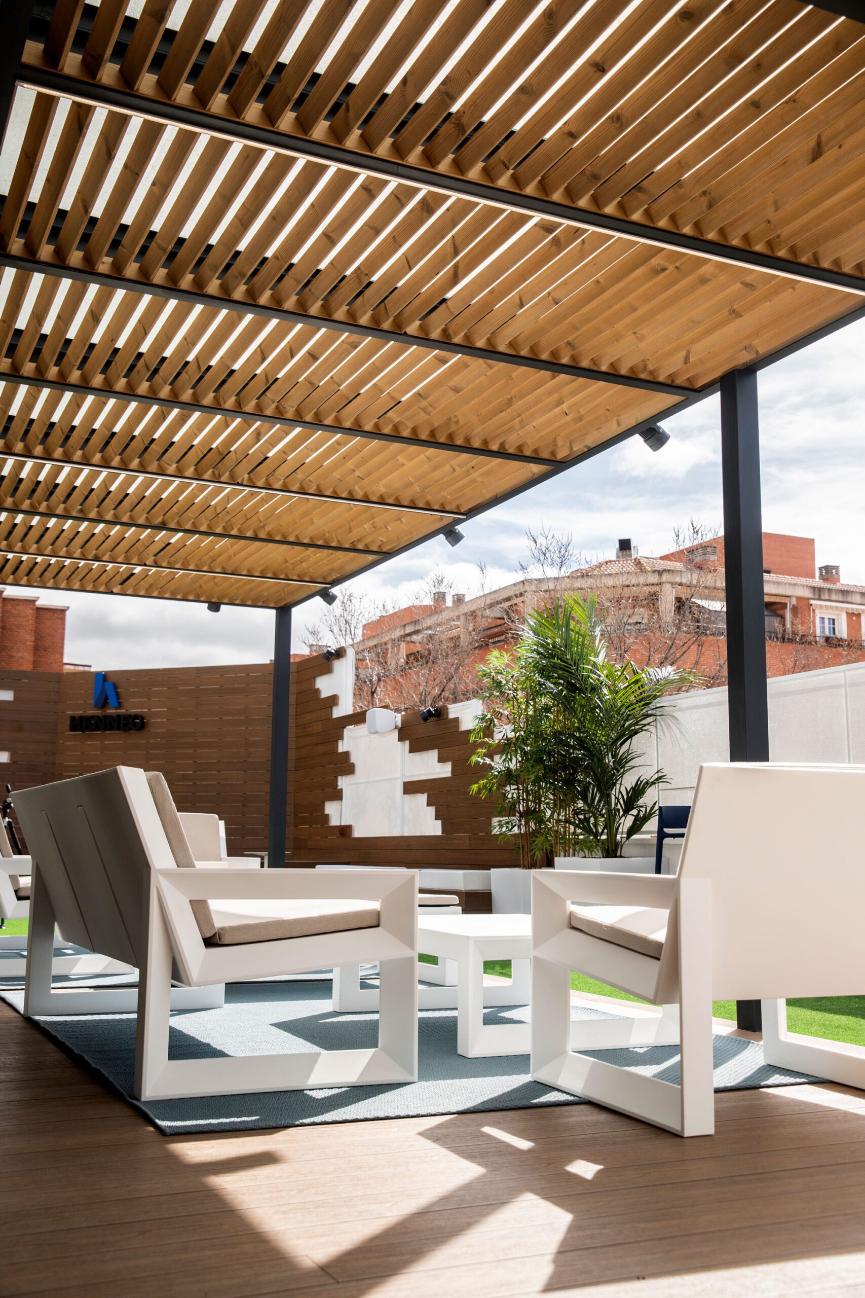 mobiliario-de-exterior-sofa-butaca-frame-ramon-esteve-henneo (3)