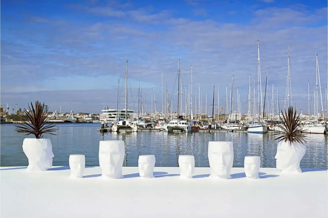 Maceteros de diseño, mesa y taburete Adan Collection de Vondom