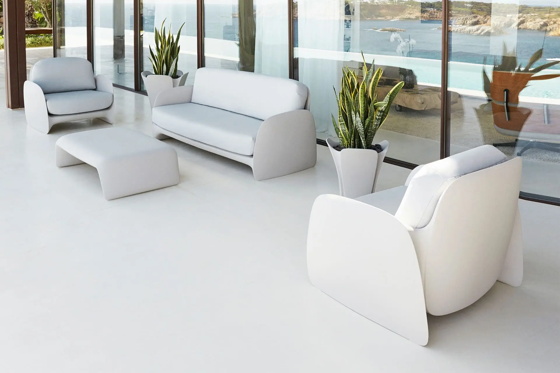 Pezzettina armchairs, sofa, table and planters Vondom