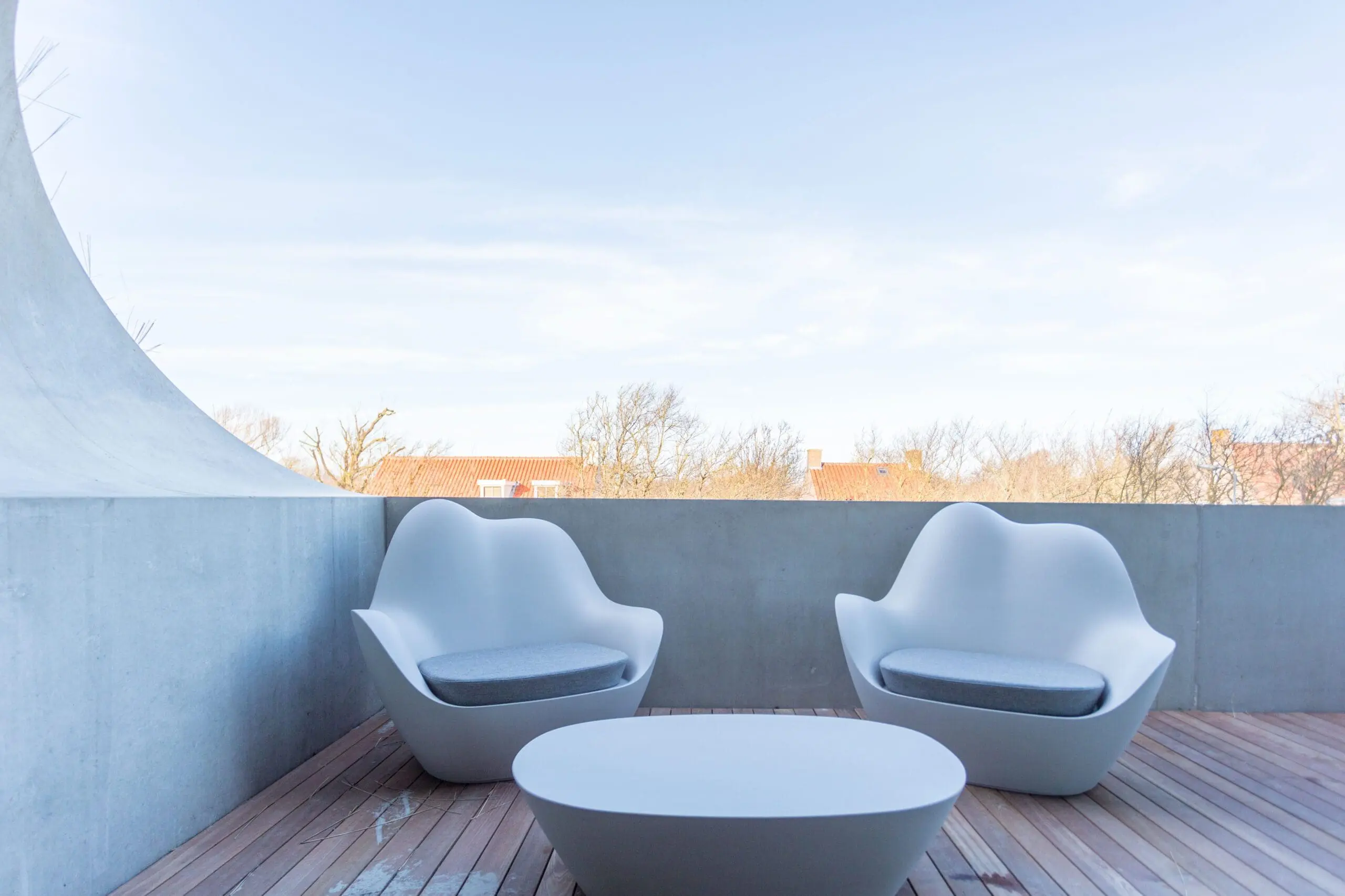 Outdoor furniture Sabinas armchair and table by Vondom