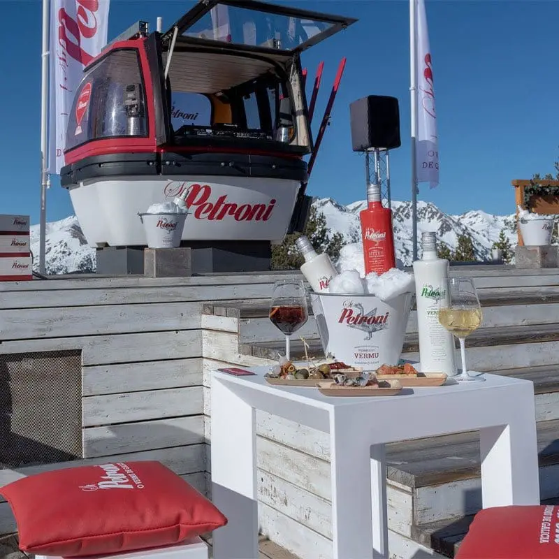 Outdoor table and stools Frame Colletion by Vondom