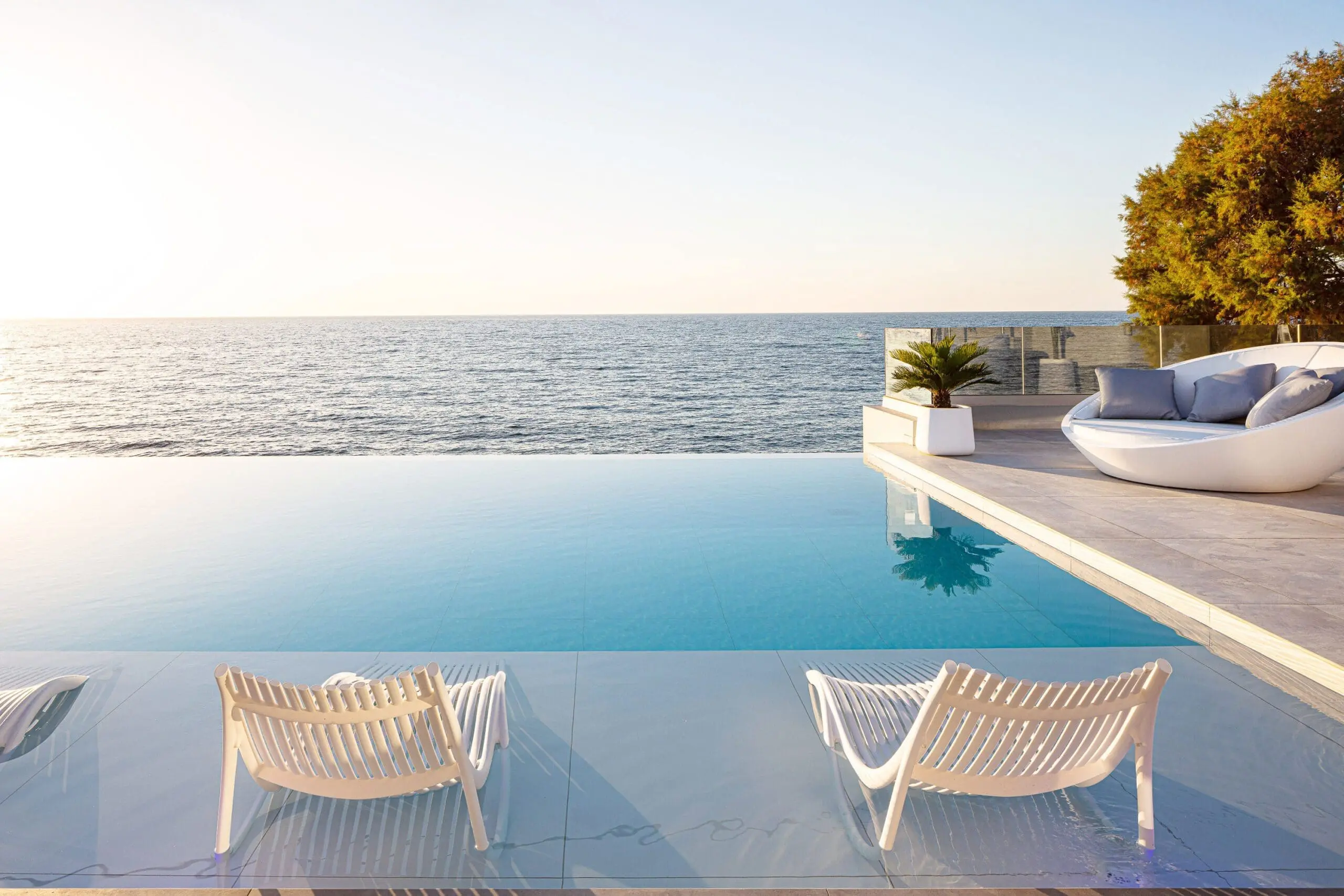 Outdoor furniture Ibiza sun lounger and Ulm daybed by Vondom