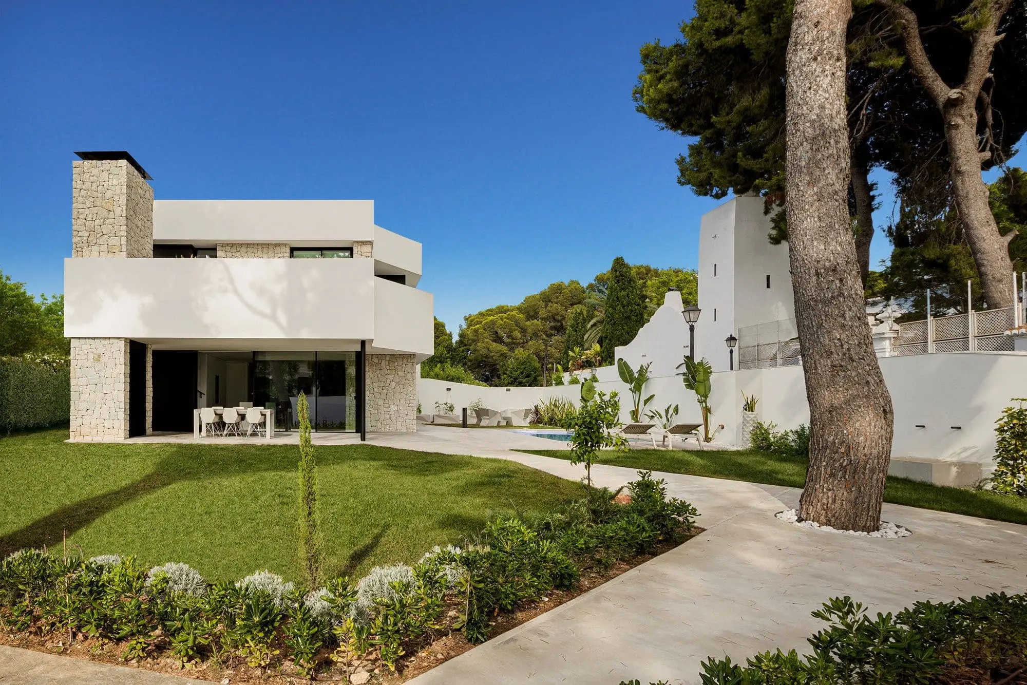 Residential project with outdoor furniture chairs, table and sun loungers by Vondom