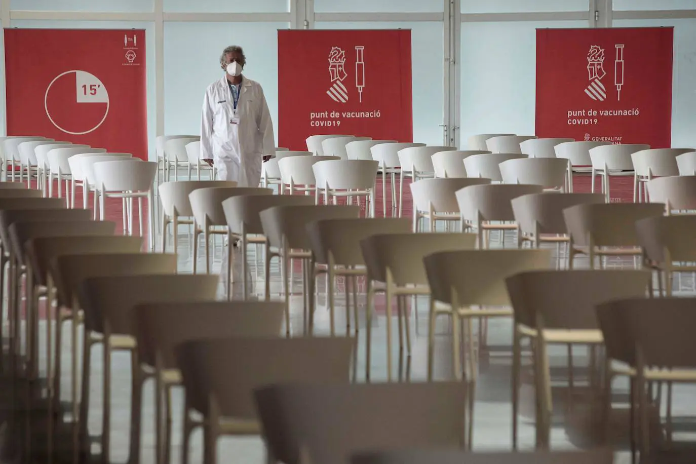 imagen Vondom mobiliario vacunación masiva