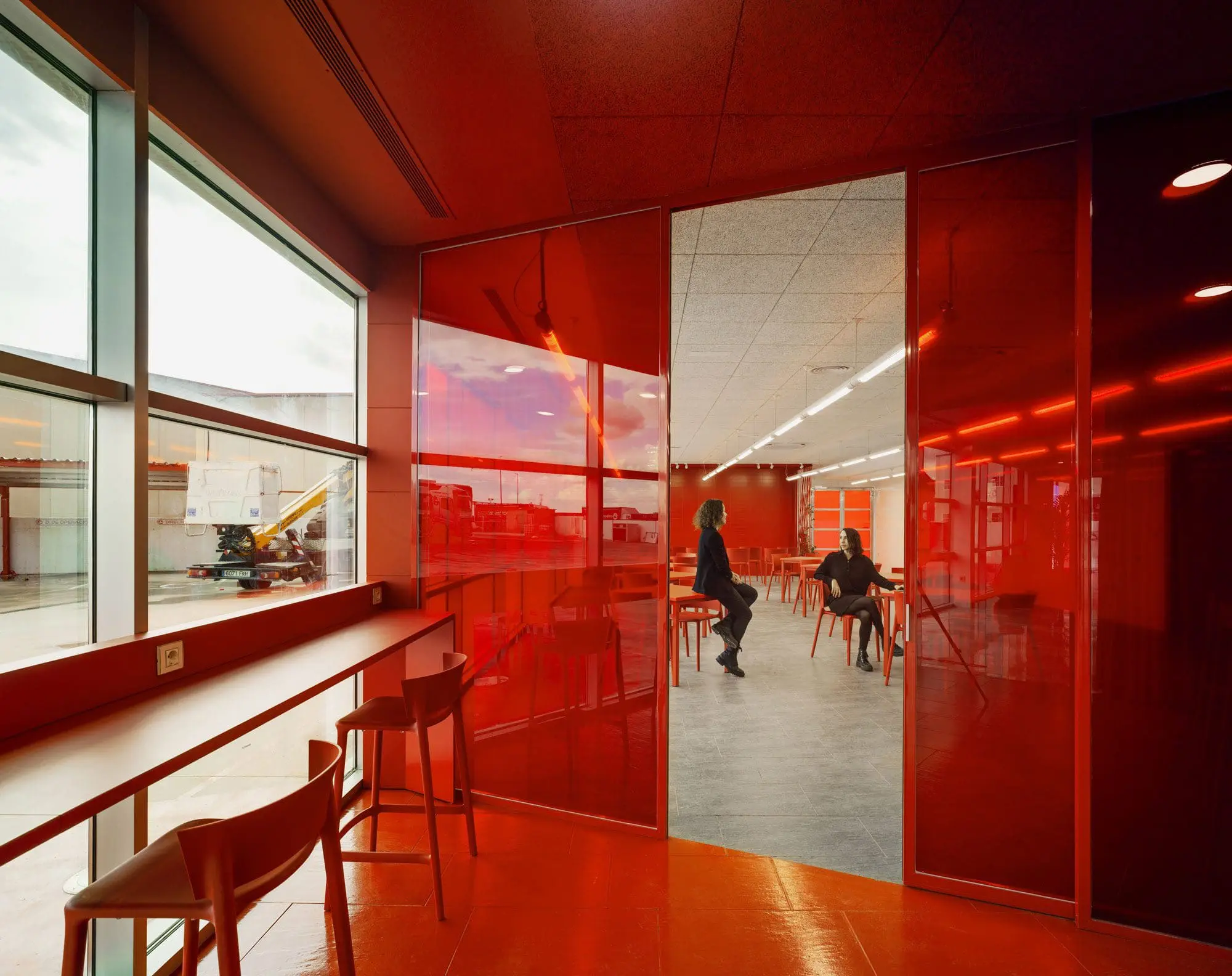 vondom-office-furniture-bar-table-stool-africa-embargos-a-lo-bestia (3)