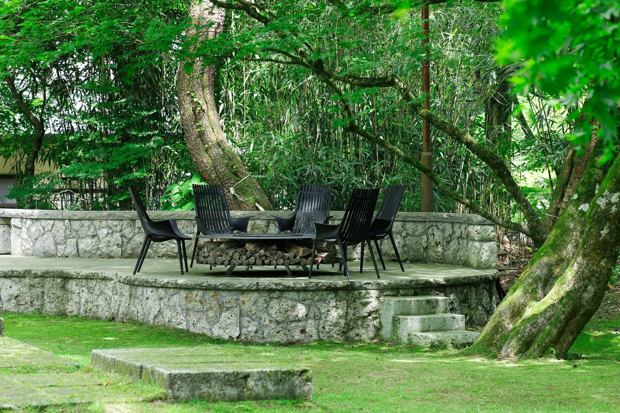 vondom-contract-furniture-armchair-ibiza-eugeni-quitllet-restaurante-Meiji-no-Yakata-5