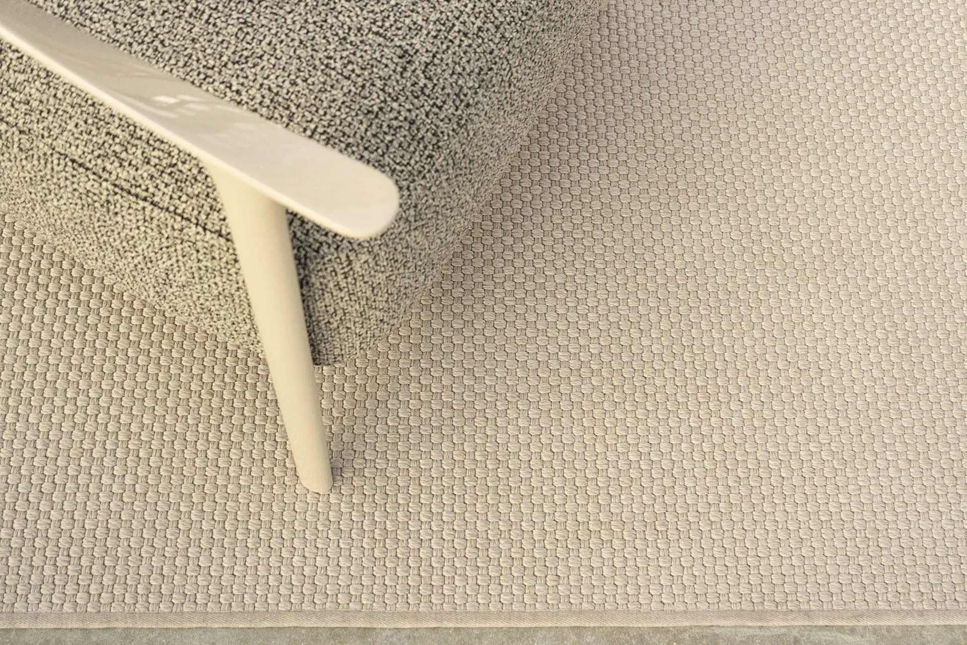 Alfombras de exterior fabricadas con plástico reciclado, por Studio Vondom