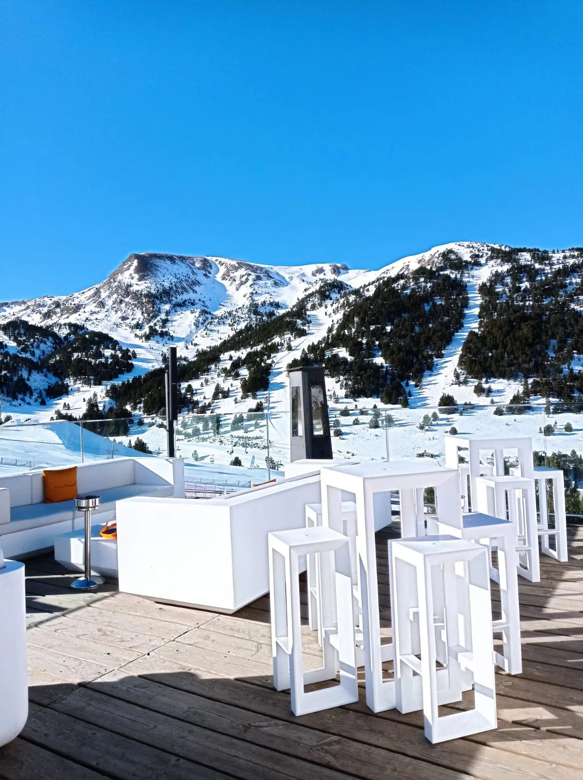 vondom-mueble-exterior-terraza-veuve-clicquot-grandvalira (5)