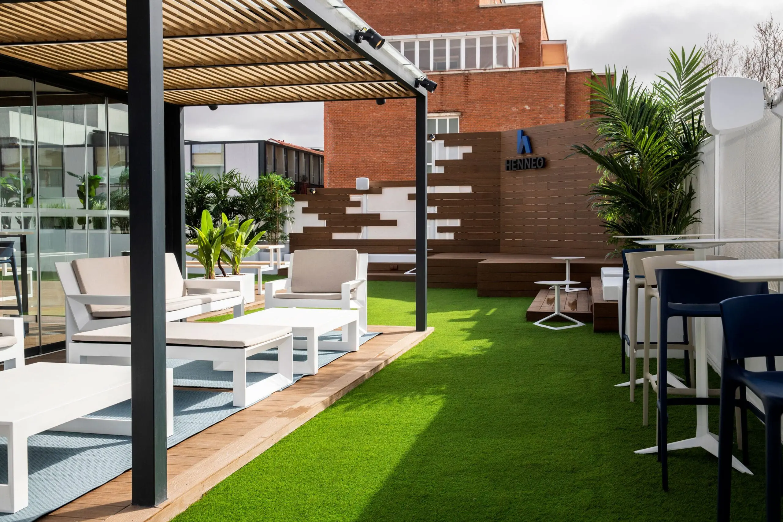 mobiliario-de-exterior-sofa-butaca-frame-ramon-esteve-henneo (2)