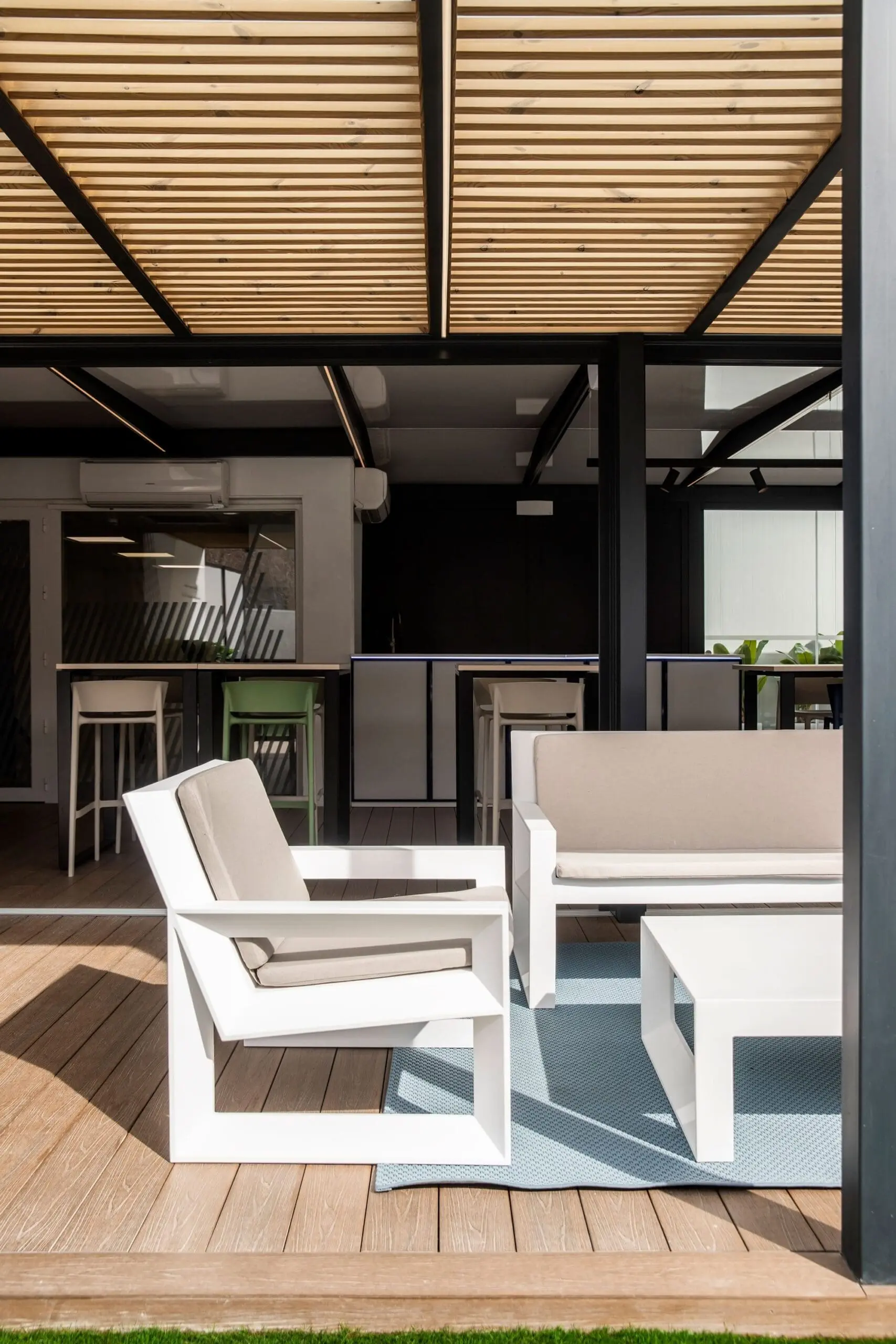 mobiliario-de-exterior-sofa-butaca-frame-ramon-esteve-henneo (4)