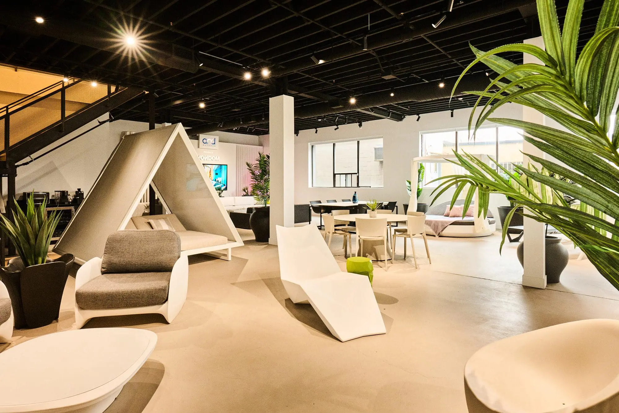 There you can also find designer furniture made of different materials. Vondom now produces outdoor furniture with different materials such as plastic fibres, aluminium, wood, among others. Each of these materials has its own characteristics and advantages that give the furniture durability, resistance and excellent quality.
In short, Vondom's designer furniture can now also be found in the new Ard Outdoor showroom located in Toronto, Canada-7