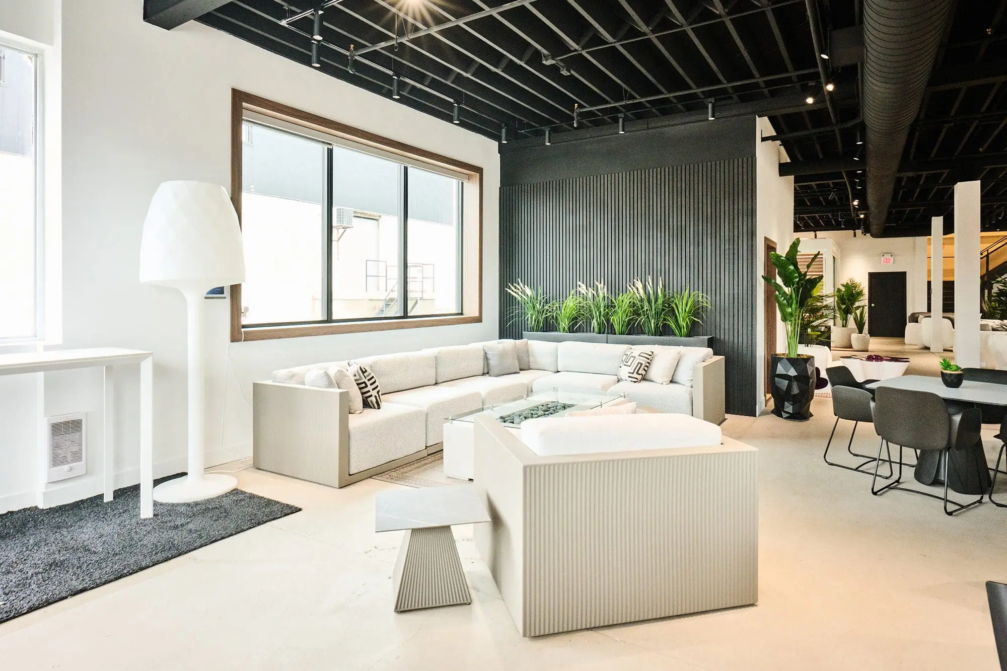 Outdoor furniture is the perfect complement to any home with a terrace, and this new showroom offers an extensive range of outdoor furniture manufactured by the Spanish firm Vondom. From elegant and sophisticated dining sets to comfortable armchairs, modular sofas and sun loungers for relaxing and enjoying the sun. Also accessories such as the new outdoor rugs made from recycled plastics, lamps and planters that will allow you to create a cosy atmosphere in any outdoor space. There you can also find designer furniture made of different materials. Vondom now produces outdoor furniture with different materials such as plastic fibres, aluminium, wood, among others. Each of these materials has its own characteristics and advantages that give the furniture durability, resistance and excellent quality.
In short, Vondom's designer furniture can now also be found in the new Ard Outdoor showroom located in Toronto, Canada-4