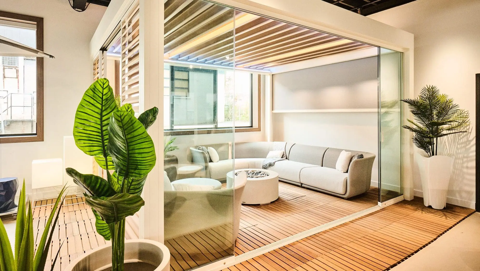 There you can also find designer furniture made of different materials. Vondom now produces outdoor furniture with different materials such as plastic fibres, aluminium, wood, among others. Each of these materials has its own characteristics and advantages that give the furniture durability, resistance and excellent quality.
In short, Vondom's designer furniture can now also be found in the new Ard Outdoor showroom located in Toronto, Canada-9