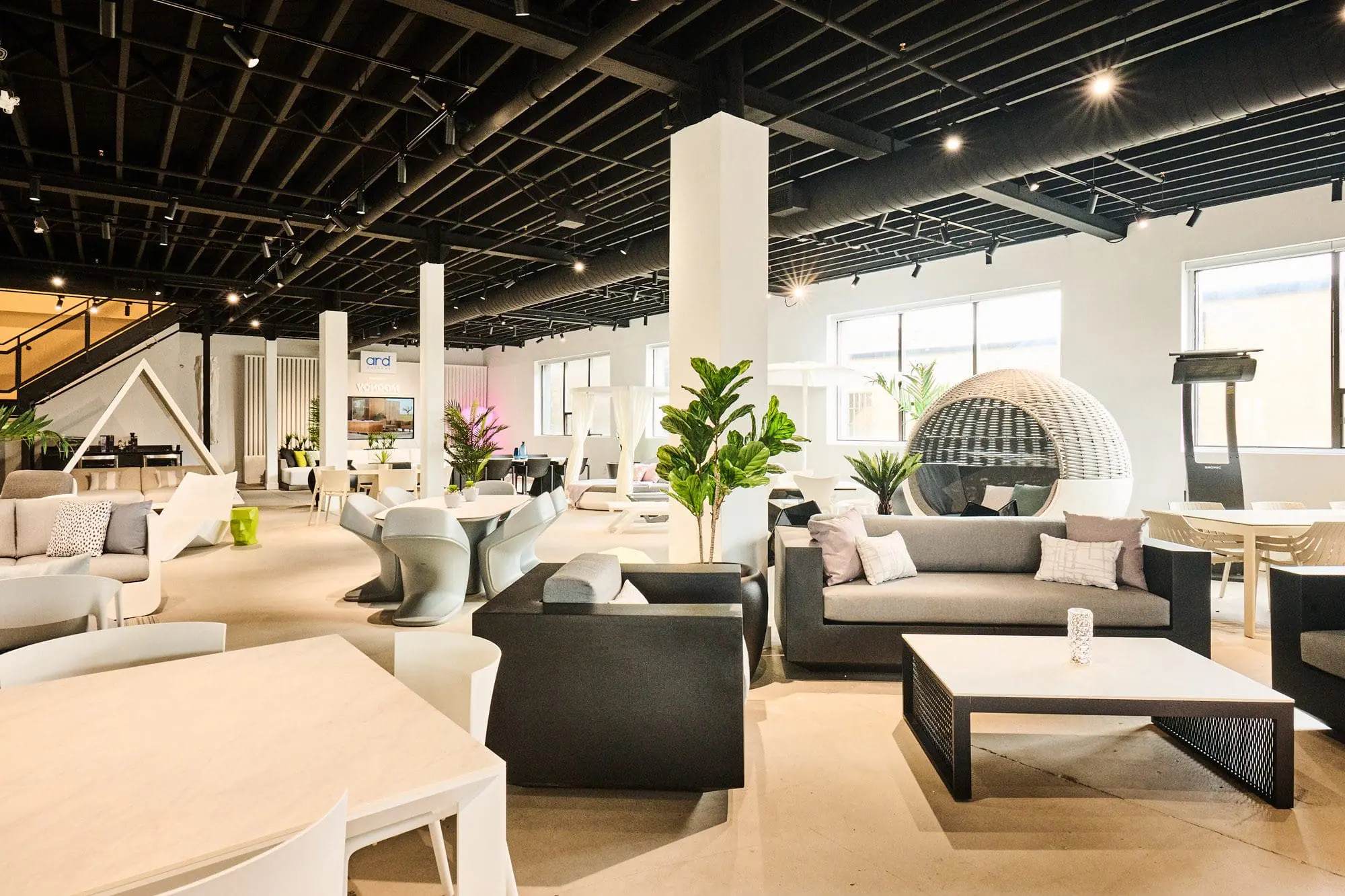 Outdoor furniture is the perfect complement to any home with a terrace, and this new showroom offers an extensive range of outdoor furniture manufactured by the Spanish firm Vondom. From elegant and sophisticated dining sets to comfortable armchairs, modular sofas and sun loungers for relaxing and enjoying the sun. Also accessories such as the new outdoor rugs made from recycled plastics, lamps and planters that will allow you to create a cosy atmosphere in any outdoor space. There you can also find designer furniture made of different materials. Vondom now produces outdoor furniture with different materials such as plastic fibres, aluminium, wood, among others. Each of these materials has its own characteristics and advantages that give the furniture durability, resistance and excellent quality. In short, Vondom's designer furniture can now also be found in the new Ard Outdoor showroom located in Toronto, Canada.-3