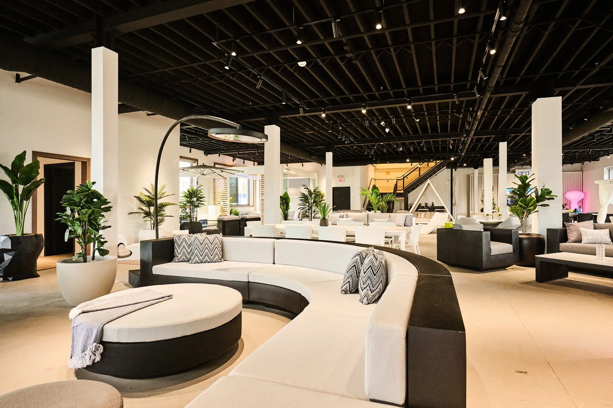 There you can also find designer furniture made of different materials. Vondom now produces outdoor furniture with different materials such as plastic fibres, aluminium, wood, among others. Each of these materials has its own characteristics and advantages that give the furniture durability, resistance and excellent quality.
In short, Vondom's designer furniture can now also be found in the new Ard Outdoor showroom located in Toronto, Canada-12