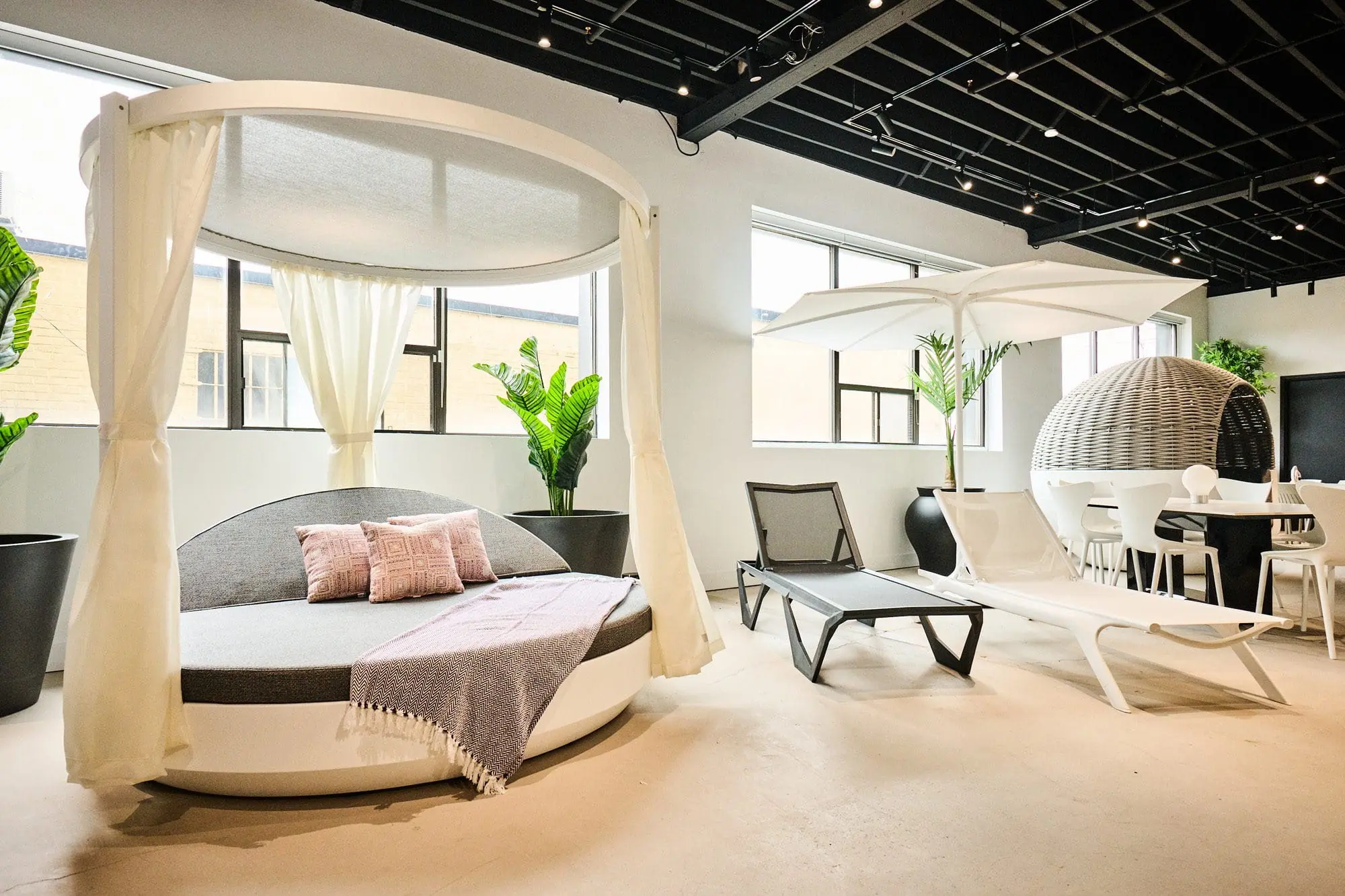 Outdoor furniture is the perfect complement to any home with a terrace, and this new showroom offers an extensive range of outdoor furniture manufactured by the Spanish firm Vondom. From elegant and sophisticated dining sets to comfortable armchairs, modular sofas and sun loungers for relaxing and enjoying the sun. Also accessories such as the new outdoor rugs made from recycled plastics, lamps and planters that will allow you to create a cosy atmosphere in any outdoor space. There you can also find designer furniture made of different materials. Vondom now produces outdoor furniture with different materials such as plastic fibres, aluminium, wood, among others. Each of these materials has its own characteristics and advantages that give the furniture durability, resistance and excellent quality.
In short, Vondom's designer furniture can now also be found in the new Ard Outdoor showroom located in Toronto, Canada-6