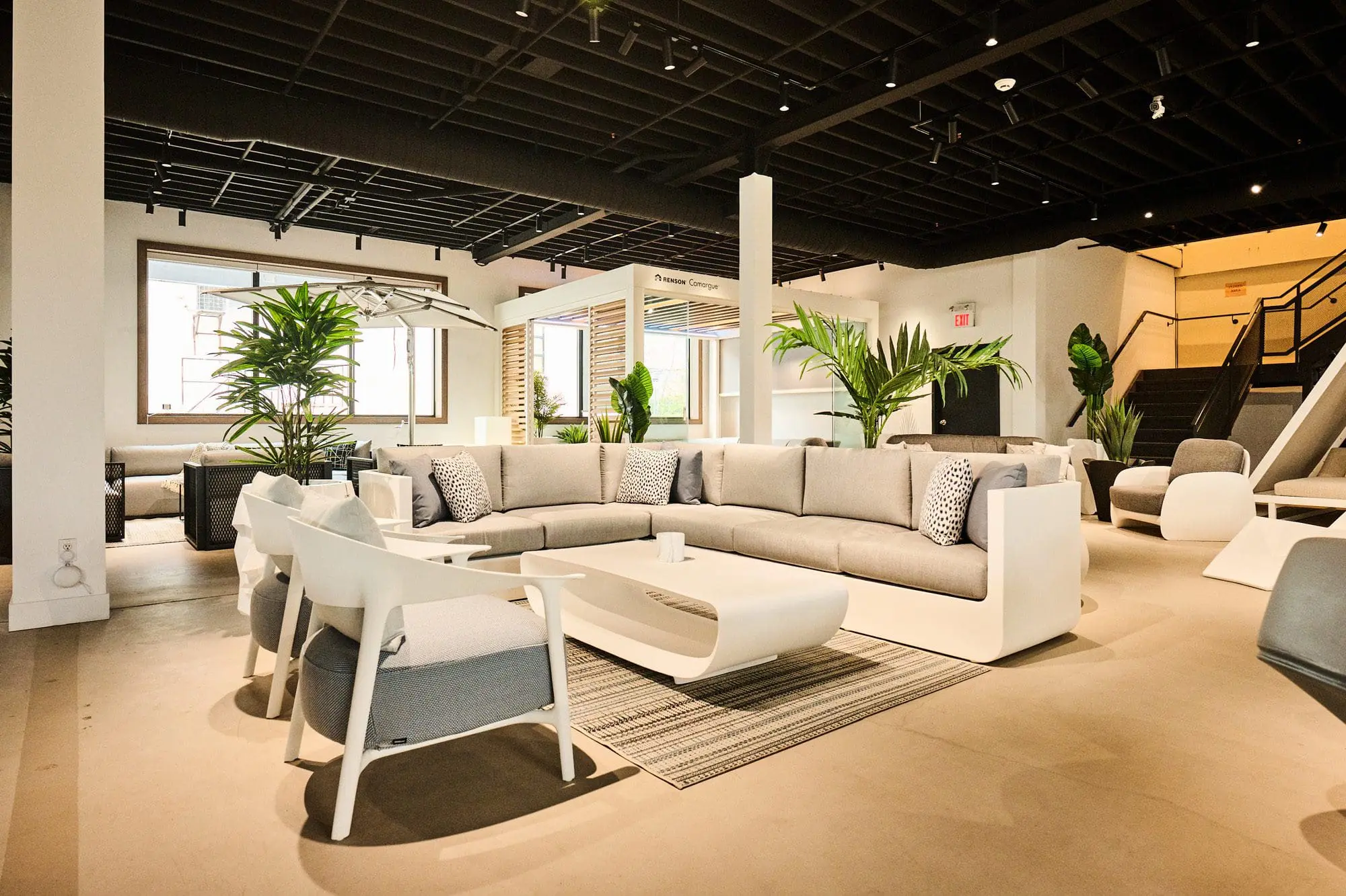 There you can also find designer furniture made of different materials. Vondom now produces outdoor furniture with different materials such as plastic fibres, aluminium, wood, among others. Each of these materials has its own characteristics and advantages that give the furniture durability, resistance and excellent quality. In short, Vondom's designer furniture can now also be found in the new Ard Outdoor showroom located in Toronto, Canada-14