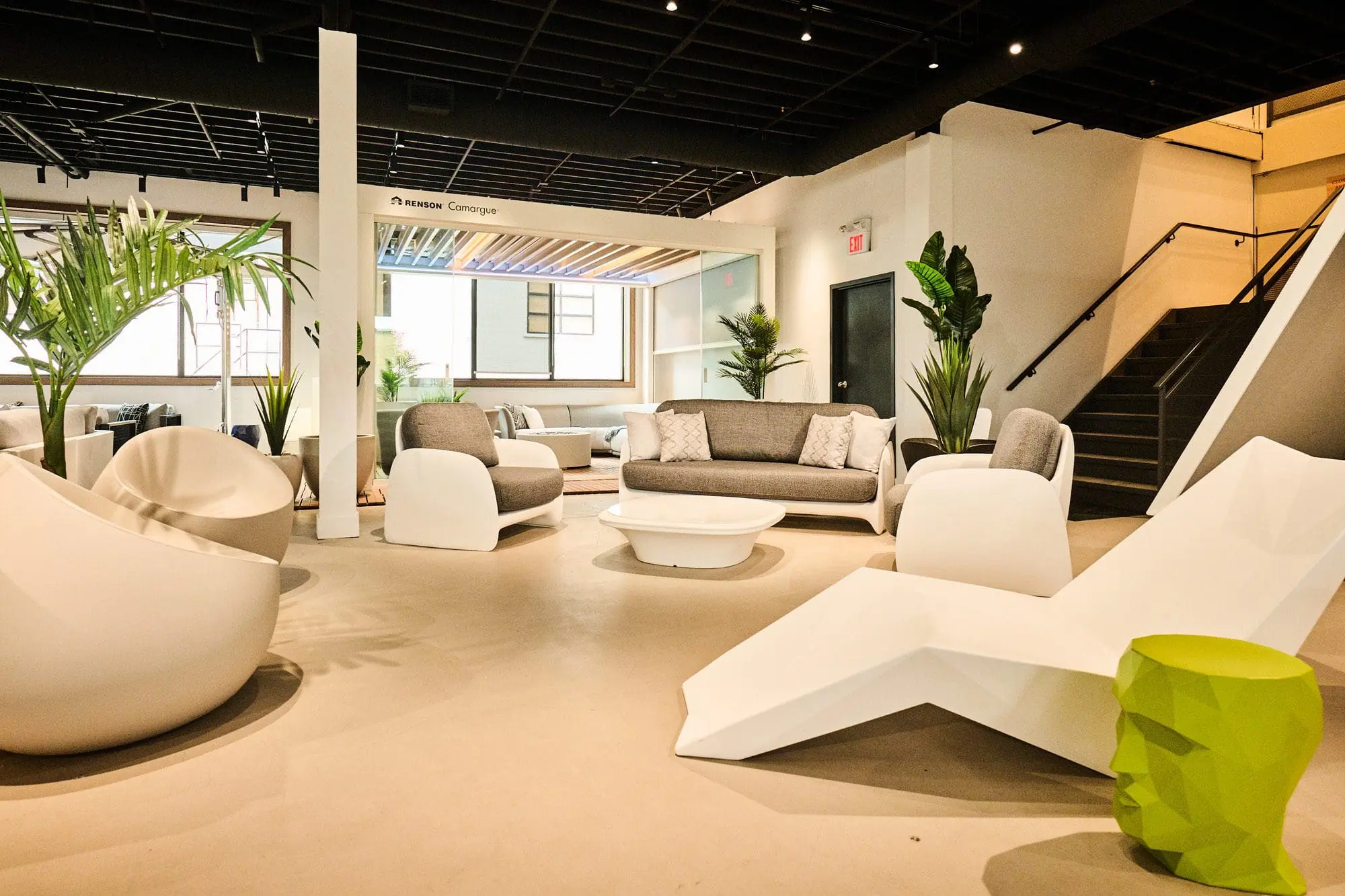 There you can also find designer furniture made of different materials. Vondom now produces outdoor furniture with different materials such as plastic fibres, aluminium, wood, among others. Each of these materials has its own characteristics and advantages that give the furniture durability, resistance and excellent quality.
In short, Vondom's designer furniture can now also be found in the new Ard Outdoor showroom located in Toronto, Canada-15