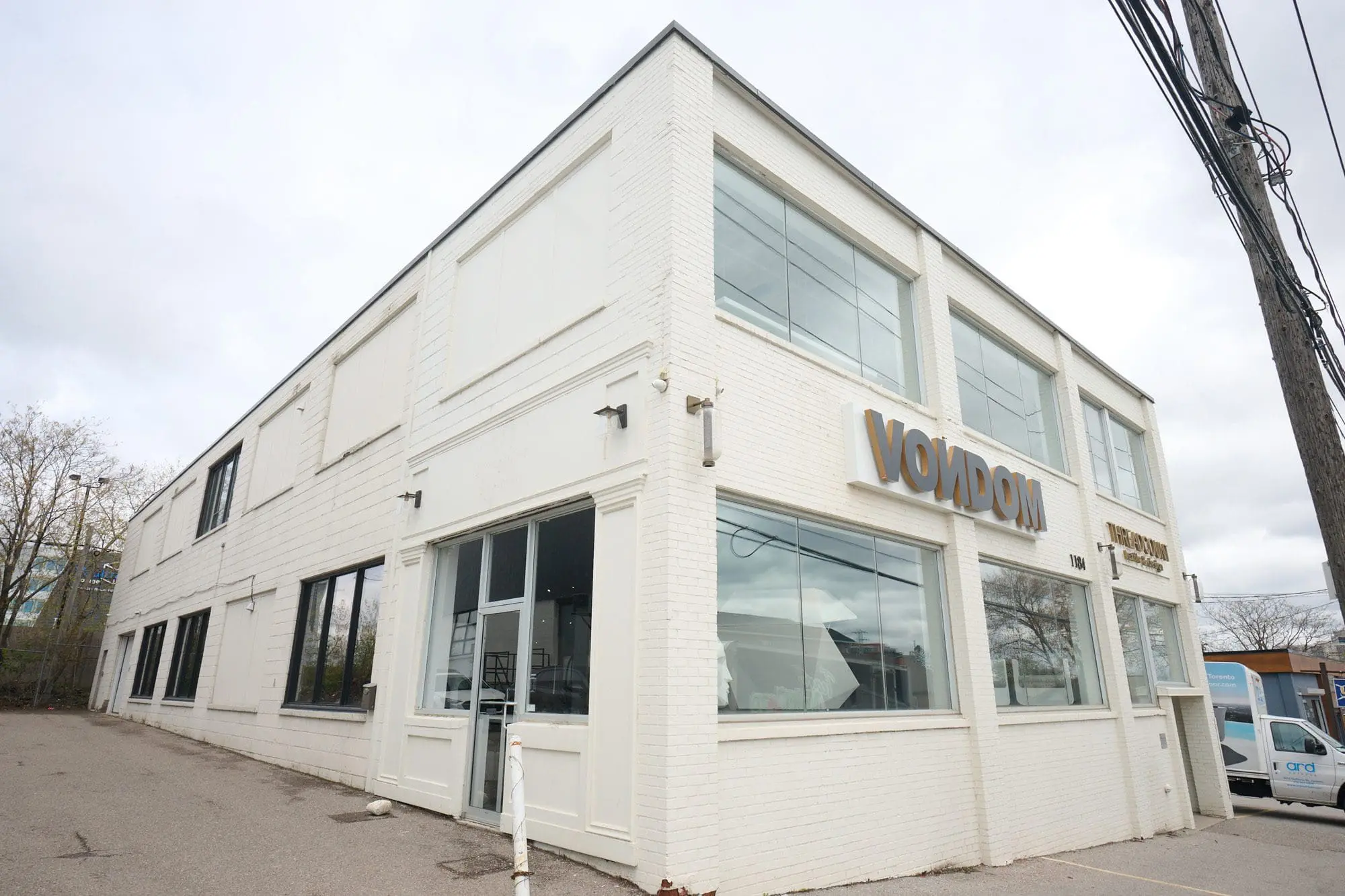 There you can also find designer furniture made of different materials. Vondom now produces outdoor furniture with different materials such as plastic fibres, aluminium, wood, among others. Each of these materials has its own characteristics and advantages that give the furniture durability, resistance and excellent quality.
In short, Vondom's designer furniture can now also be found in the new Ard Outdoor showroom located in Toronto, Canada-17