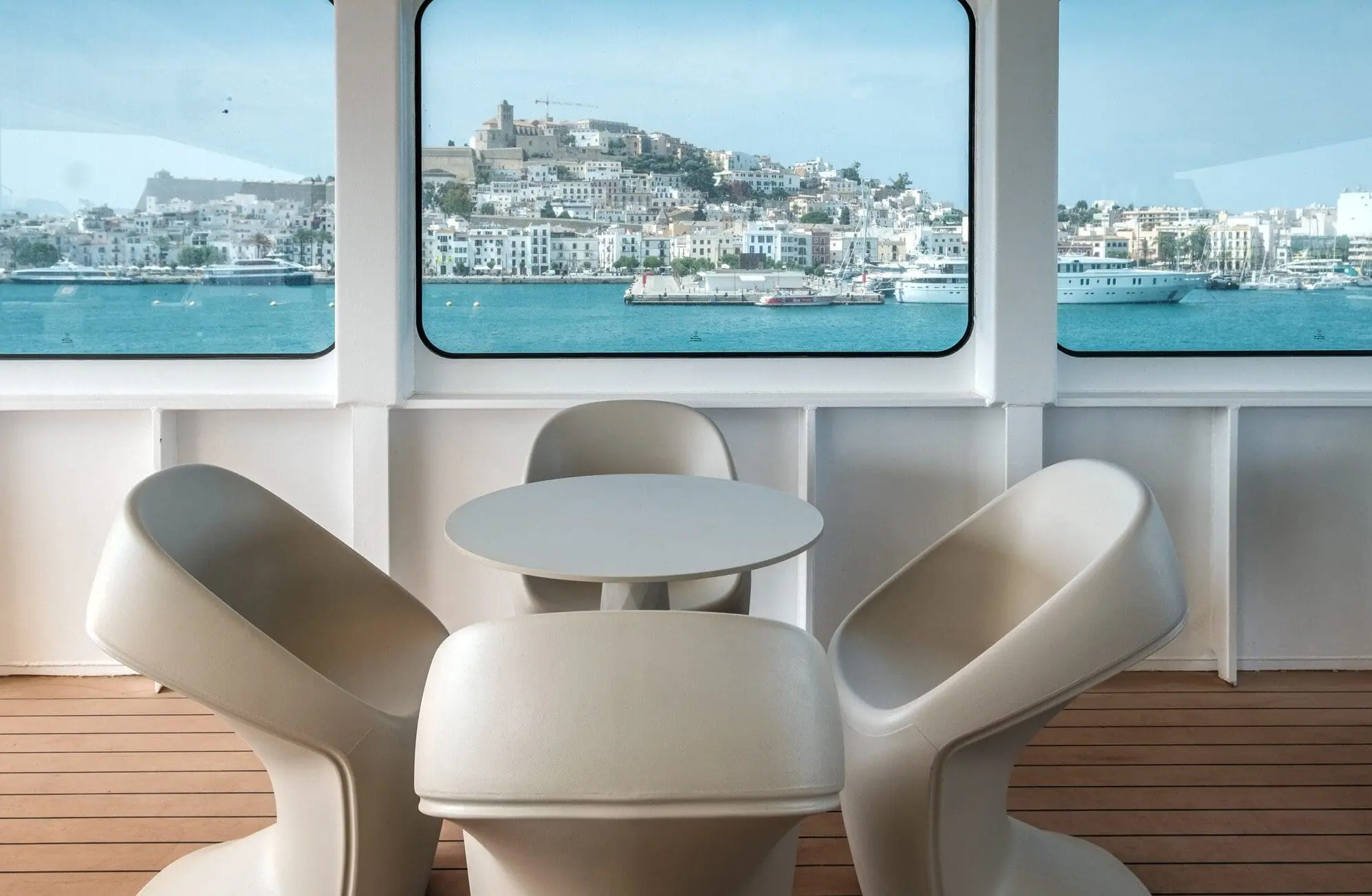 vondom-mobiliario-para-barco-ferry-electrico-balearia (12)