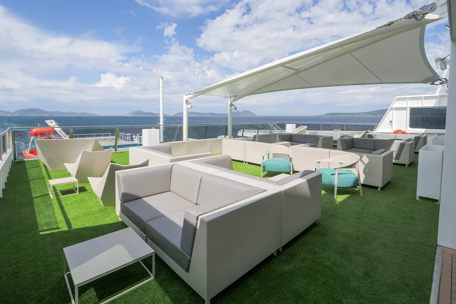 vondom-mobiliario-para-barco-ferry-electrico-balearia (30)