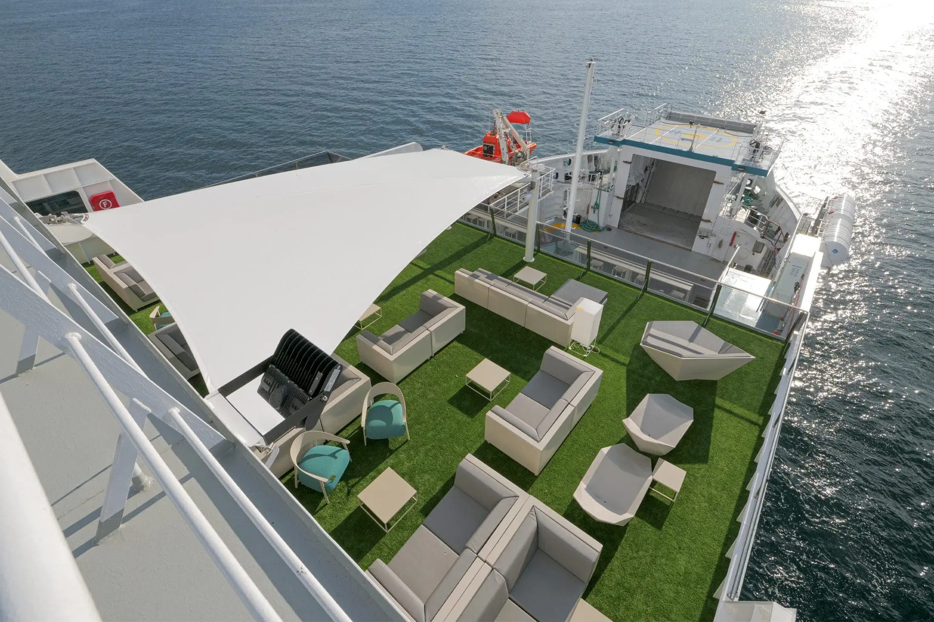 vondom-mobiliario-para-barco-ferry-electrico-balearia (31)