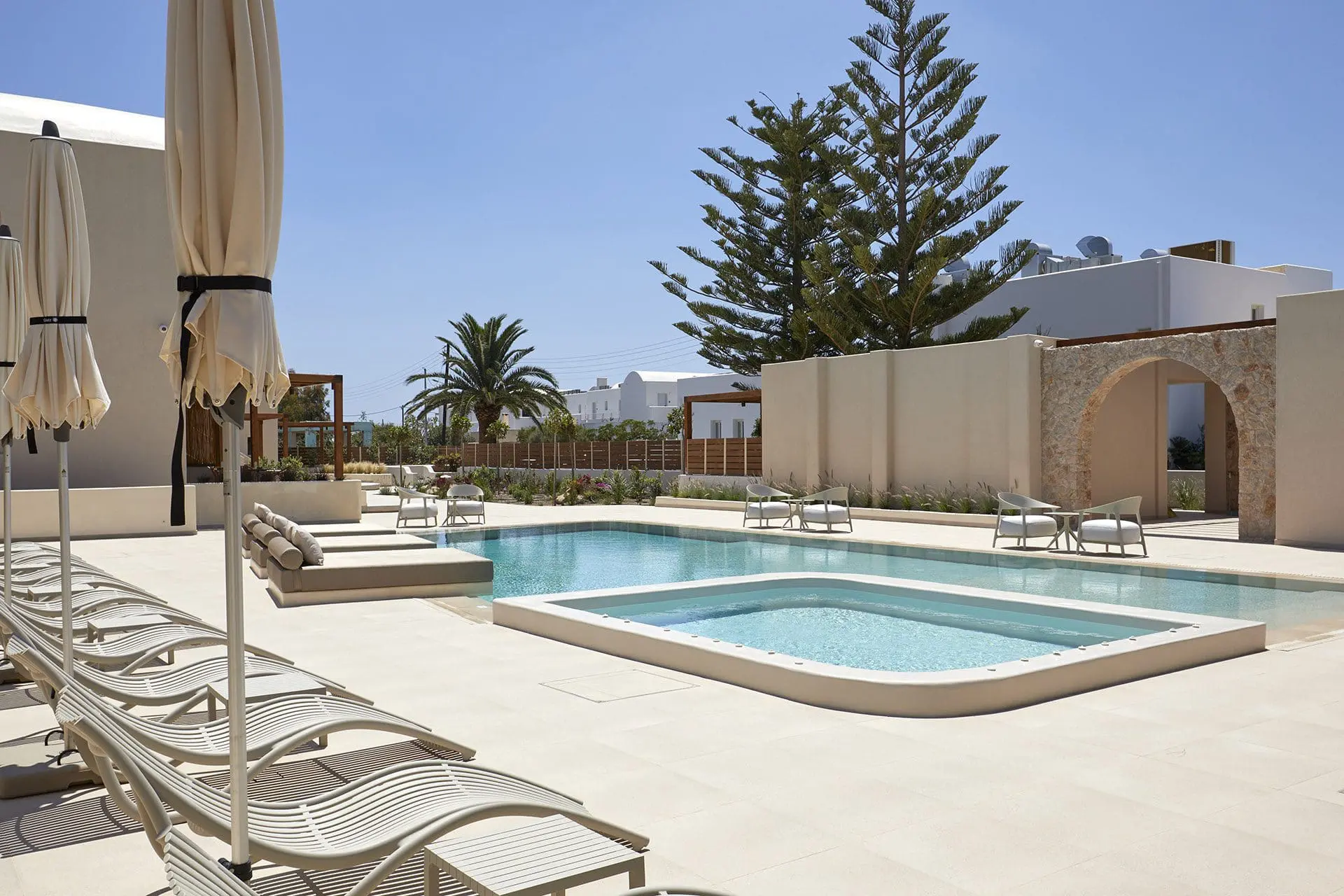 Mobiliario Vondom en Apricus Suites Perussa, Santorini