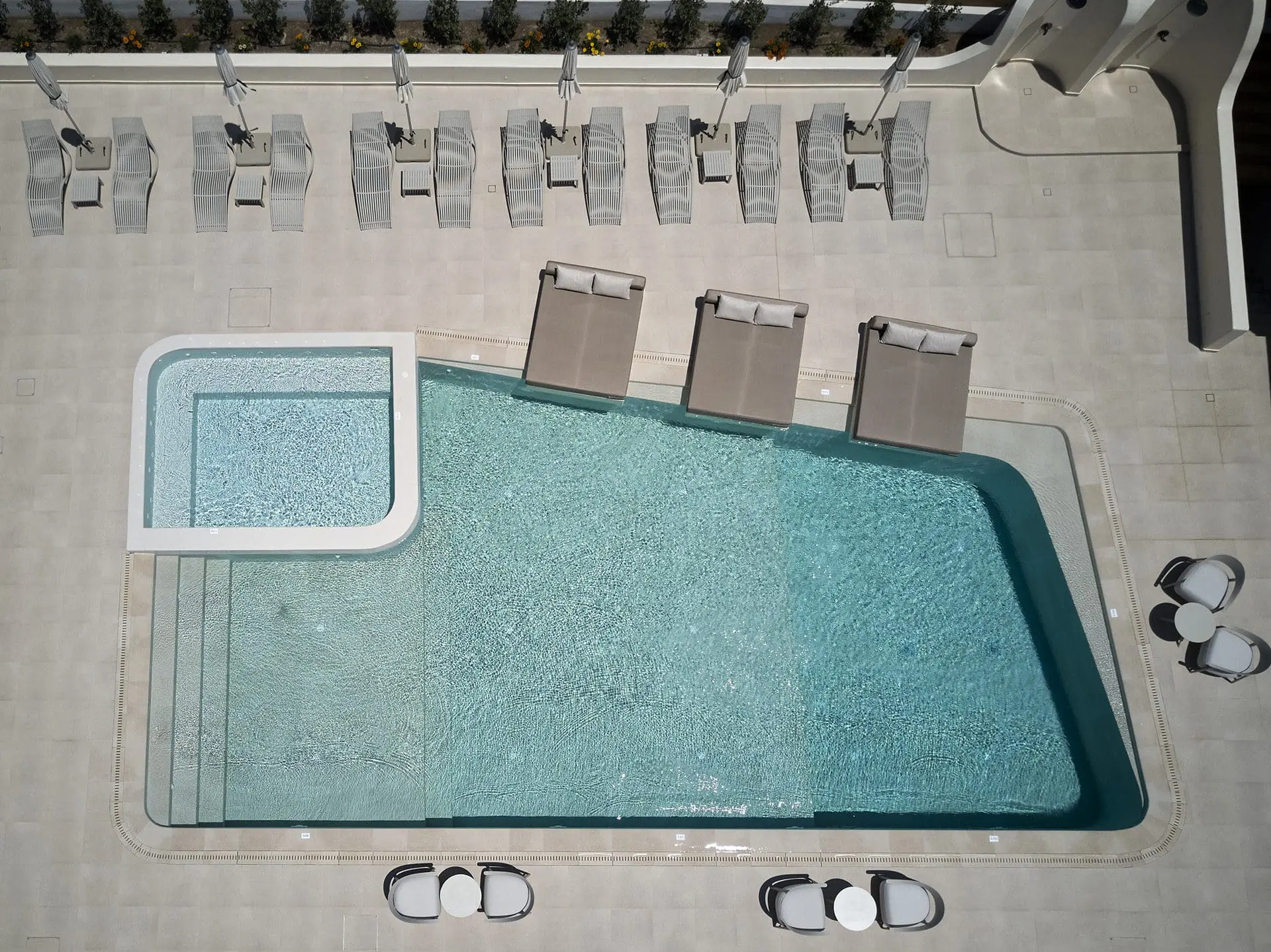 Mobiliario Vondom en Apricus Suites Perussa, Santorini