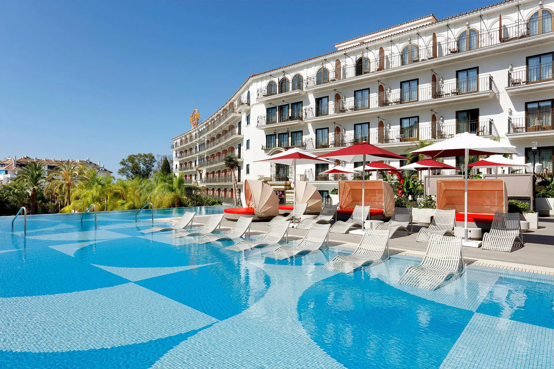 Vondom x Hard Rock Marbella | Mobiliario de exterior mediterráneo, tumbonas Ibiza