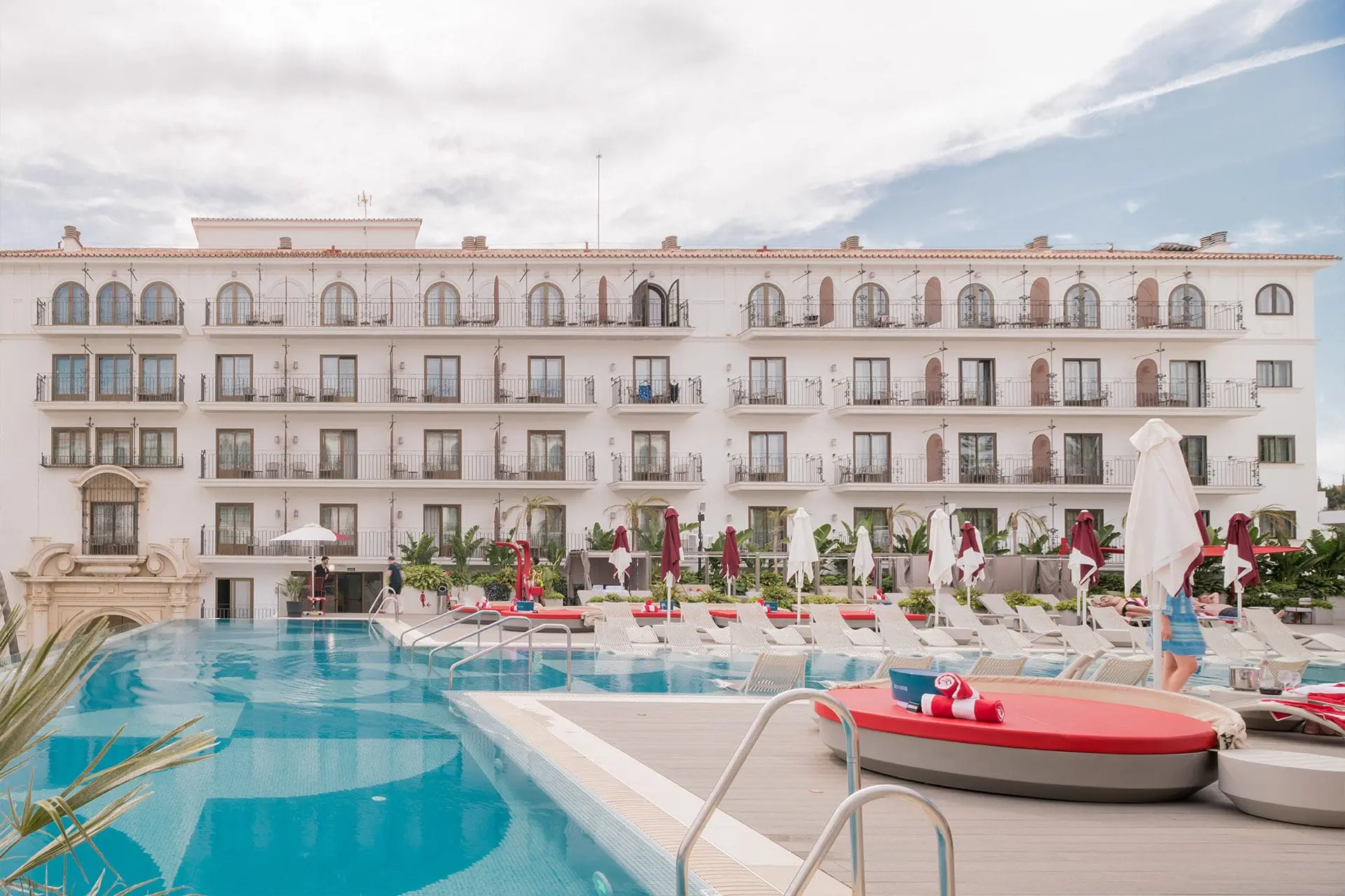 Vondom x Hard Rock Marbella | Mobiliario de exterior mediterráneo, daybed Vela