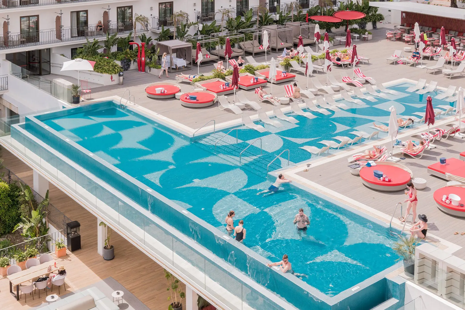 Vondom x Hard Rock Marbella | Mobiliario de exterior mediterráneo