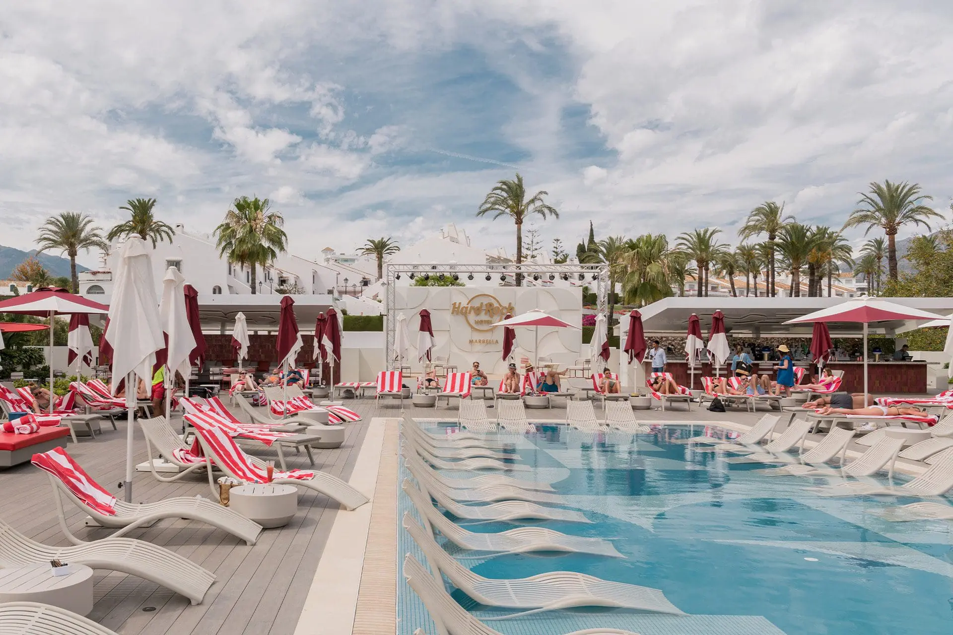 Vondom x Hard Rock Marbella | Mobiliario de exterior mediterráneo