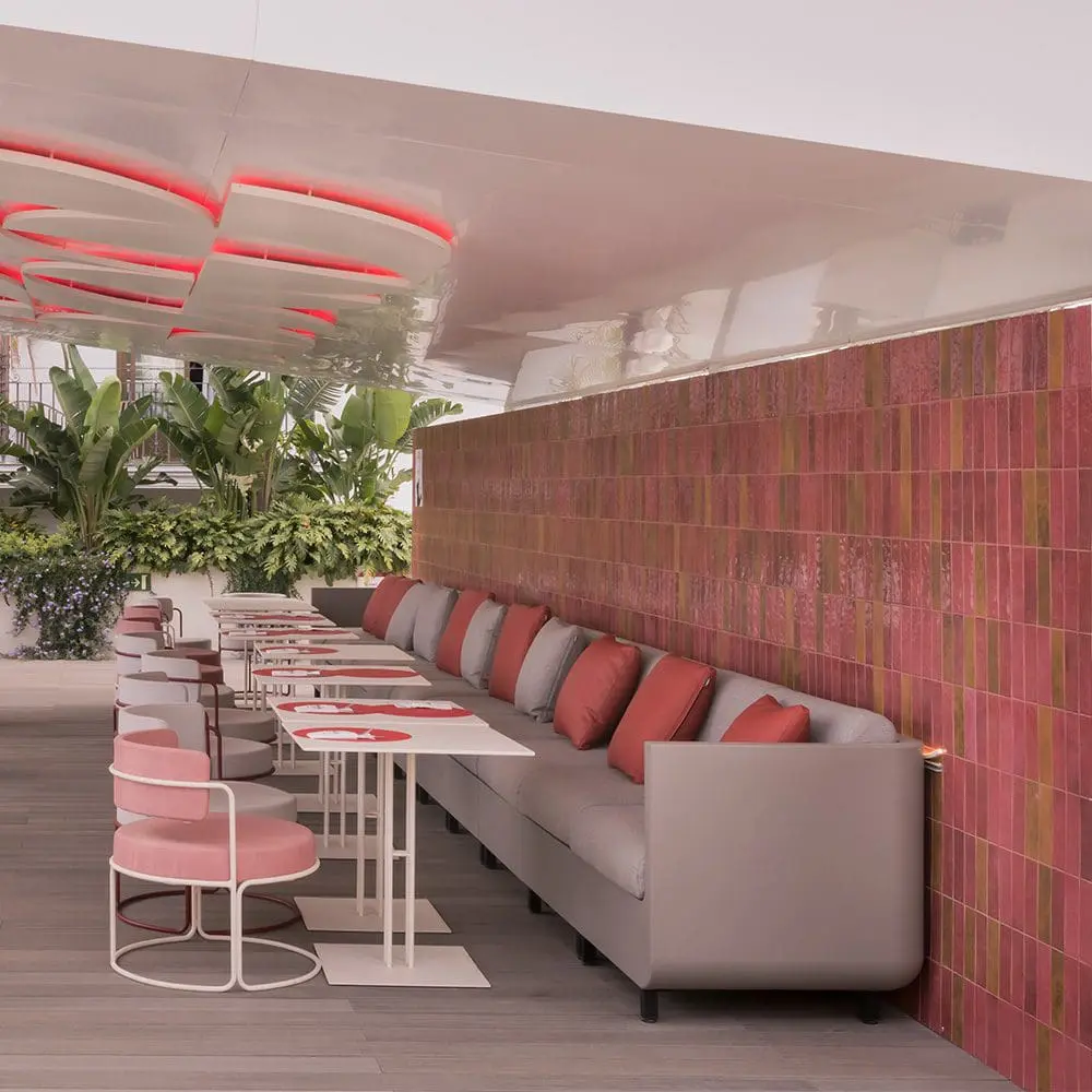 Vondom x Hard Rock Marbella | Mobiliario de exterior mediterráneo, sofá modular Ulm