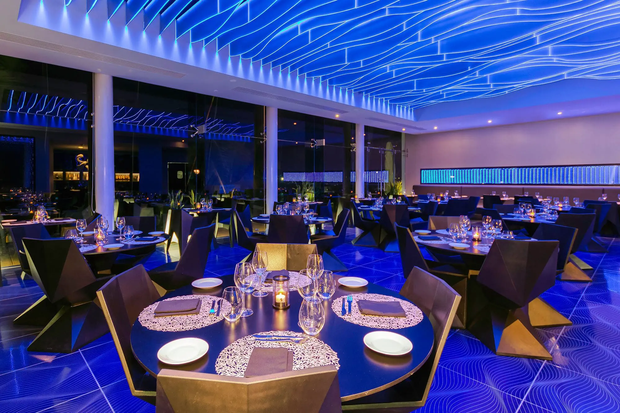 vondom-mobiliario-de-diseño-temptation-cancun-resort-karim-rashid-vertex-(1)